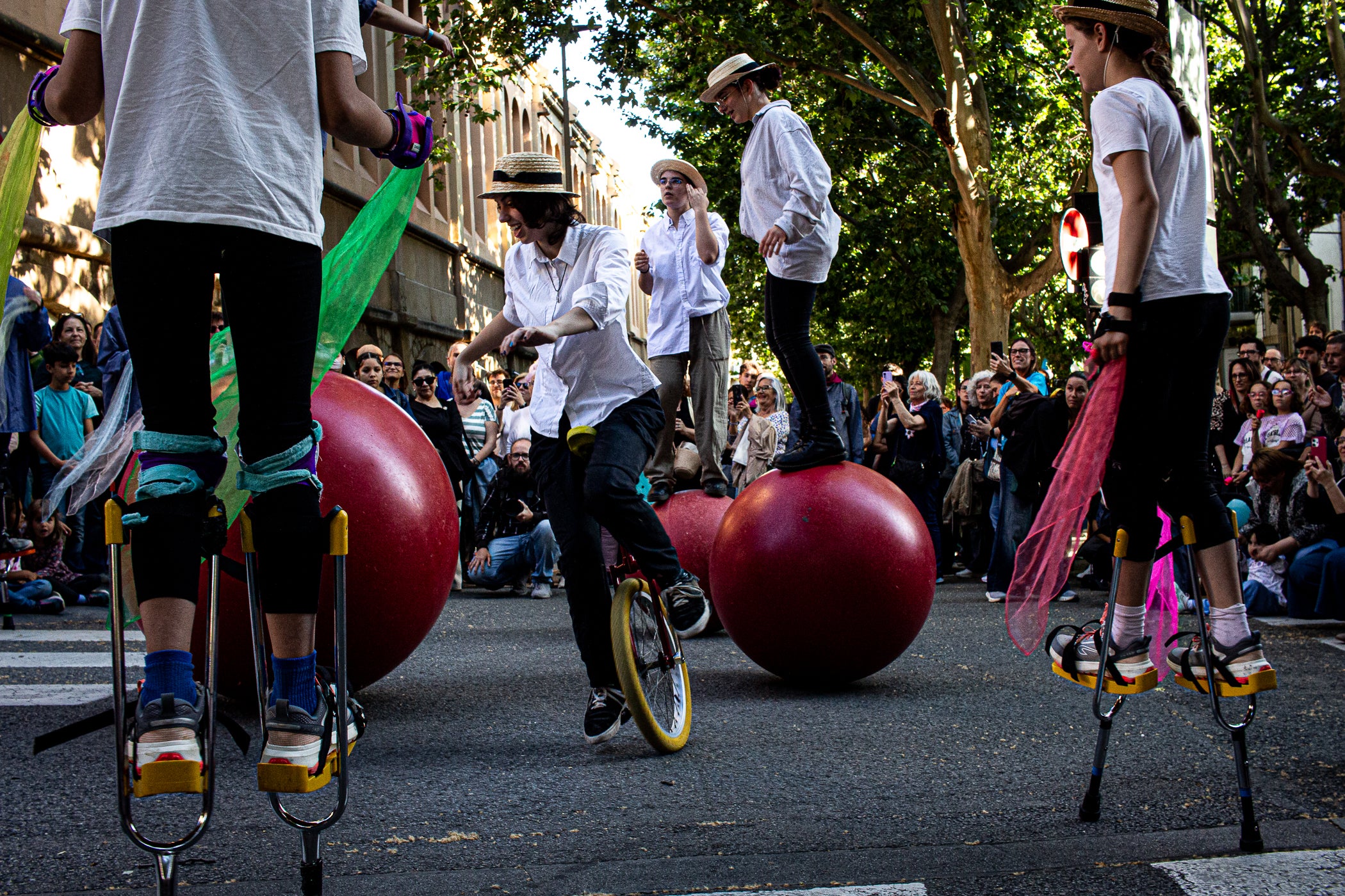 El Gran Circ Itinerant del Tub d'Assaig 7.70 va protagonitzar l'espectacle de cloenda de la XXIII Fira Modernista de Terrassa, després de recórrer els carrers del centre i arribar a la plaça Vella, on acròbates, equilibristes i il·lusionistes van reviure les rutines que meravellaven el públic el 1900. Simultàniament, es va anunciar que la temàtica de l'any que ve de la fira serà 'Les músiques del modernisme', aquells sons populars que feien ballar a l'època, però també els cultes, les orquestres i els cors, omplint teatres i places ara fa un segle i quart | Javi González