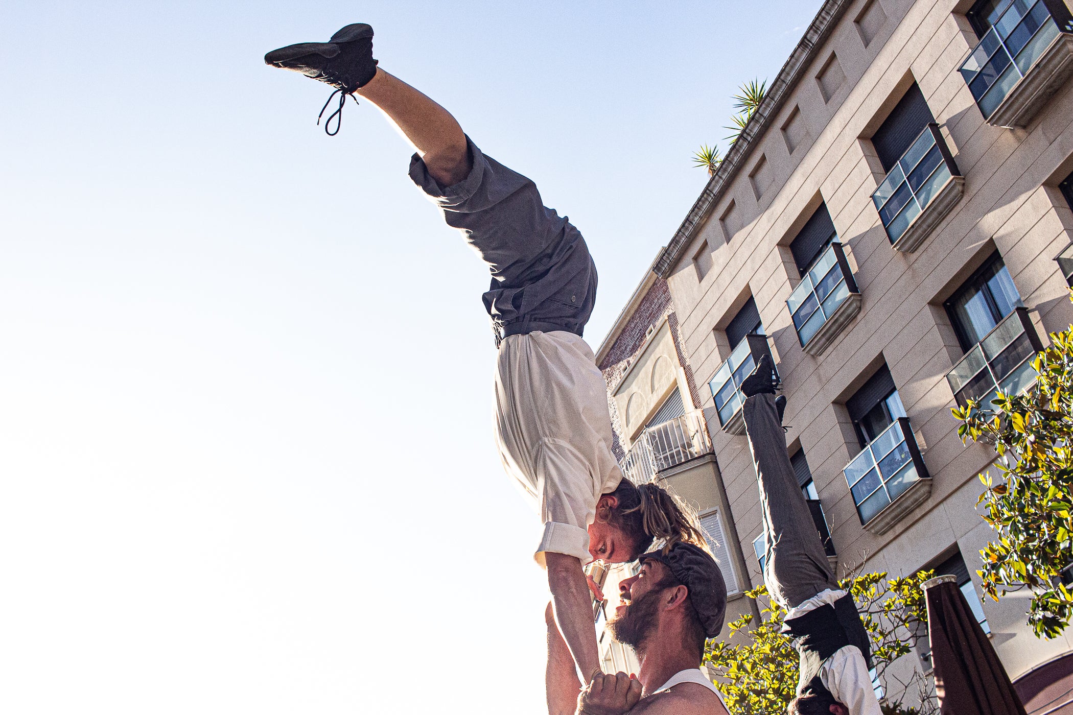 El Gran Circ Itinerant del Tub d'Assaig 7.70 va protagonitzar l'espectacle de cloenda de la XXIII Fira Modernista de Terrassa, després de recórrer els carrers del centre i arribar a la plaça Vella, on acròbates, equilibristes i il·lusionistes van reviure les rutines que meravellaven el públic el 1900. Simultàniament, es va anunciar que la temàtica de l'any que ve de la fira serà 'Les músiques del modernisme', aquells sons populars que feien ballar a l'època, però també els cultes, les orquestres i els cors, omplint teatres i places ara fa un segle i quart | Javi González