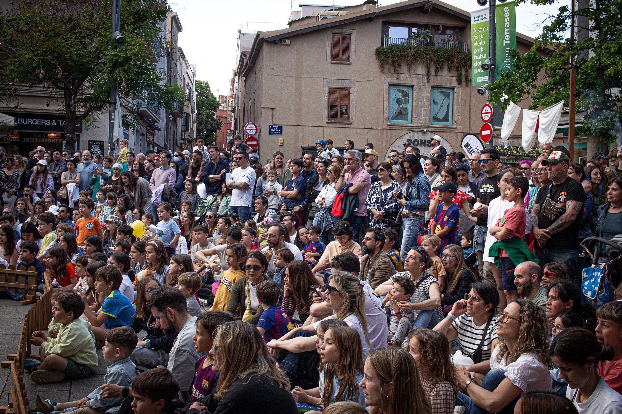 El Gran Circ Itinerant del Tub d'Assaig 7.70 va protagonitzar l'espectacle de cloenda de la XXIII Fira Modernista de Terrassa, després de recórrer els carrers del centre i arribar a la plaça Vella, on acròbates, equilibristes i il·lusionistes van reviure les rutines que meravellaven el públic el 1900. Simultàniament, es va anunciar que la temàtica de l'any que ve de la fira serà 'Les músiques del modernisme', aquells sons populars que feien ballar a l'època, però també els cultes, les orquestres i els cors, omplint teatres i places ara fa un segle i quart | Javi González
