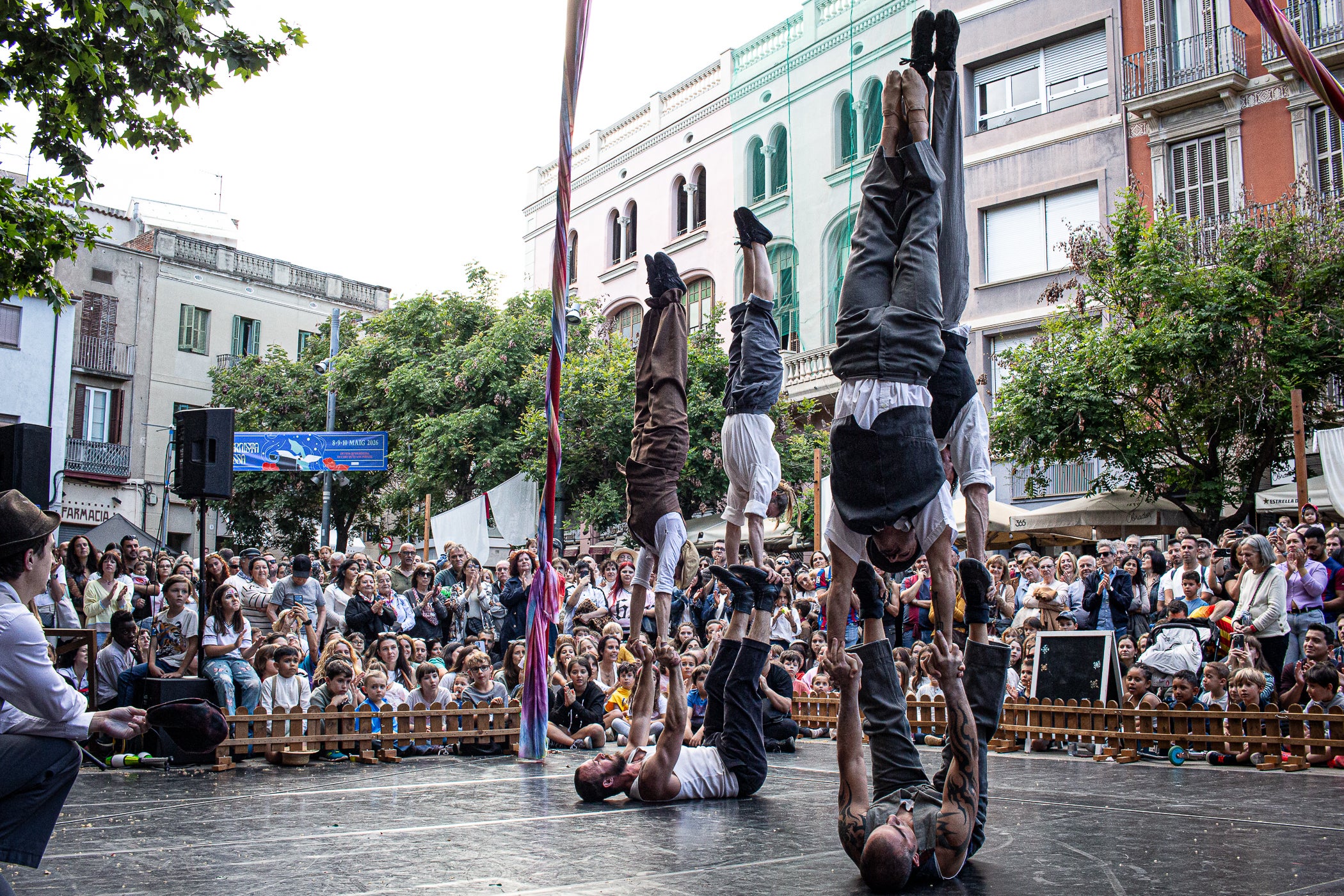 El Gran Circ Itinerant del Tub d'Assaig 7.70 va protagonitzar l'espectacle de cloenda de la XXIII Fira Modernista de Terrassa, després de recórrer els carrers del centre i arribar a la plaça Vella, on acròbates, equilibristes i il·lusionistes van reviure les rutines que meravellaven el públic el 1900. Simultàniament, es va anunciar que la temàtica de l'any que ve de la fira serà 'Les músiques del modernisme', aquells sons populars que feien ballar a l'època, però també els cultes, les orquestres i els cors, omplint teatres i places ara fa un segle i quart | Javi González