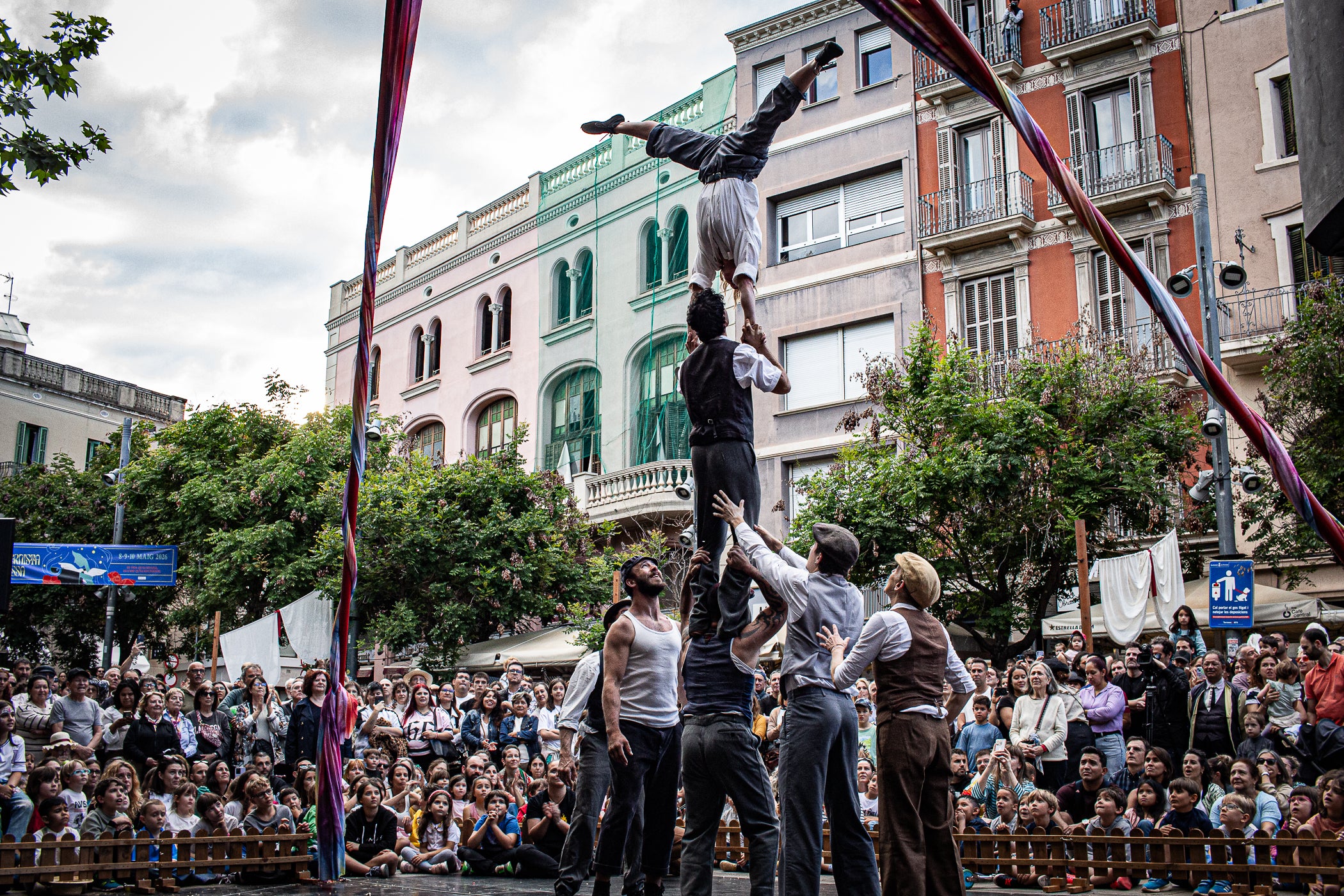 El Gran Circ Itinerant del Tub d'Assaig 7.70 va protagonitzar l'espectacle de cloenda de la XXIII Fira Modernista de Terrassa, després de recórrer els carrers del centre i arribar a la plaça Vella, on acròbates, equilibristes i il·lusionistes van reviure les rutines que meravellaven el públic el 1900. Simultàniament, es va anunciar que la temàtica de l'any que ve de la fira serà 'Les músiques del modernisme', aquells sons populars que feien ballar a l'època, però també els cultes, les orquestres i els cors, omplint teatres i places ara fa un segle i quart | Javi González