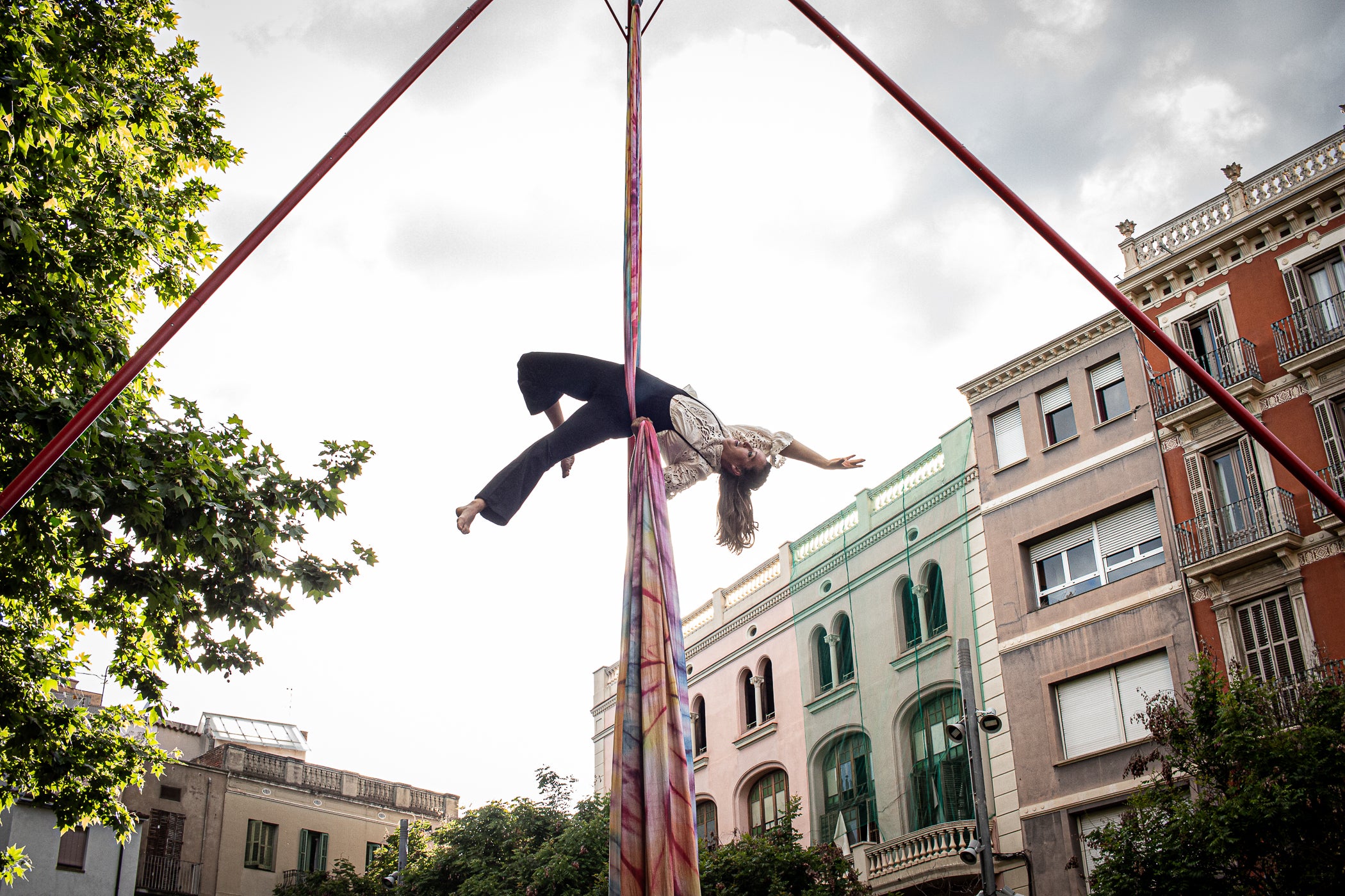 El Gran Circ Itinerant del Tub d'Assaig 7.70 va protagonitzar l'espectacle de cloenda de la XXIII Fira Modernista de Terrassa, després de recórrer els carrers del centre i arribar a la plaça Vella, on acròbates, equilibristes i il·lusionistes van reviure les rutines que meravellaven el públic el 1900. Simultàniament, es va anunciar que la temàtica de l'any que ve de la fira serà 'Les músiques del modernisme', aquells sons populars que feien ballar a l'època, però també els cultes, les orquestres i els cors, omplint teatres i places ara fa un segle i quart | Javi González