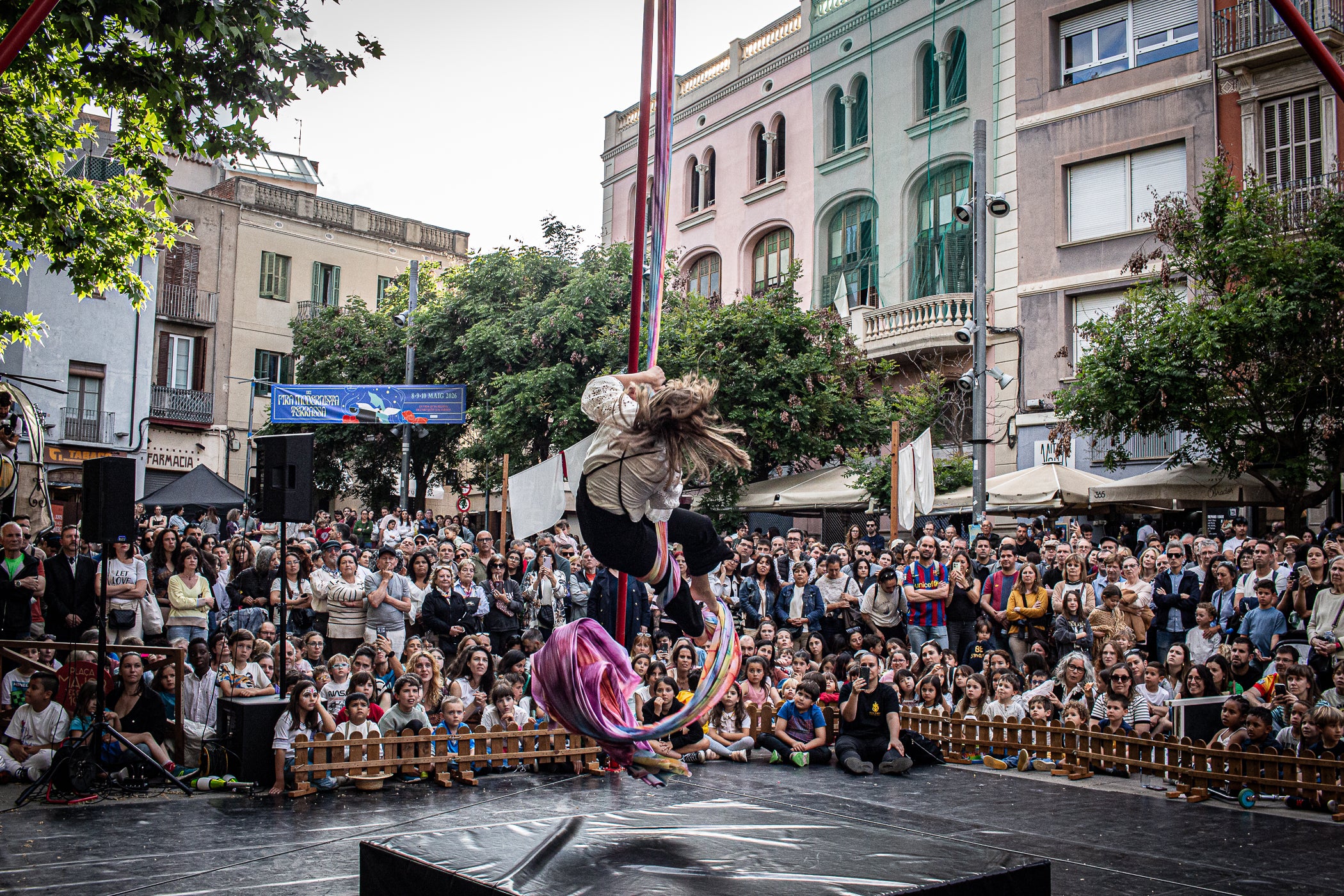 El Gran Circ Itinerant del Tub d'Assaig 7.70 va protagonitzar l'espectacle de cloenda de la XXIII Fira Modernista de Terrassa, després de recórrer els carrers del centre i arribar a la plaça Vella, on acròbates, equilibristes i il·lusionistes van reviure les rutines que meravellaven el públic el 1900. Simultàniament, es va anunciar que la temàtica de l'any que ve de la fira serà 'Les músiques del modernisme', aquells sons populars que feien ballar a l'època, però també els cultes, les orquestres i els cors, omplint teatres i places ara fa un segle i quart | Javi González