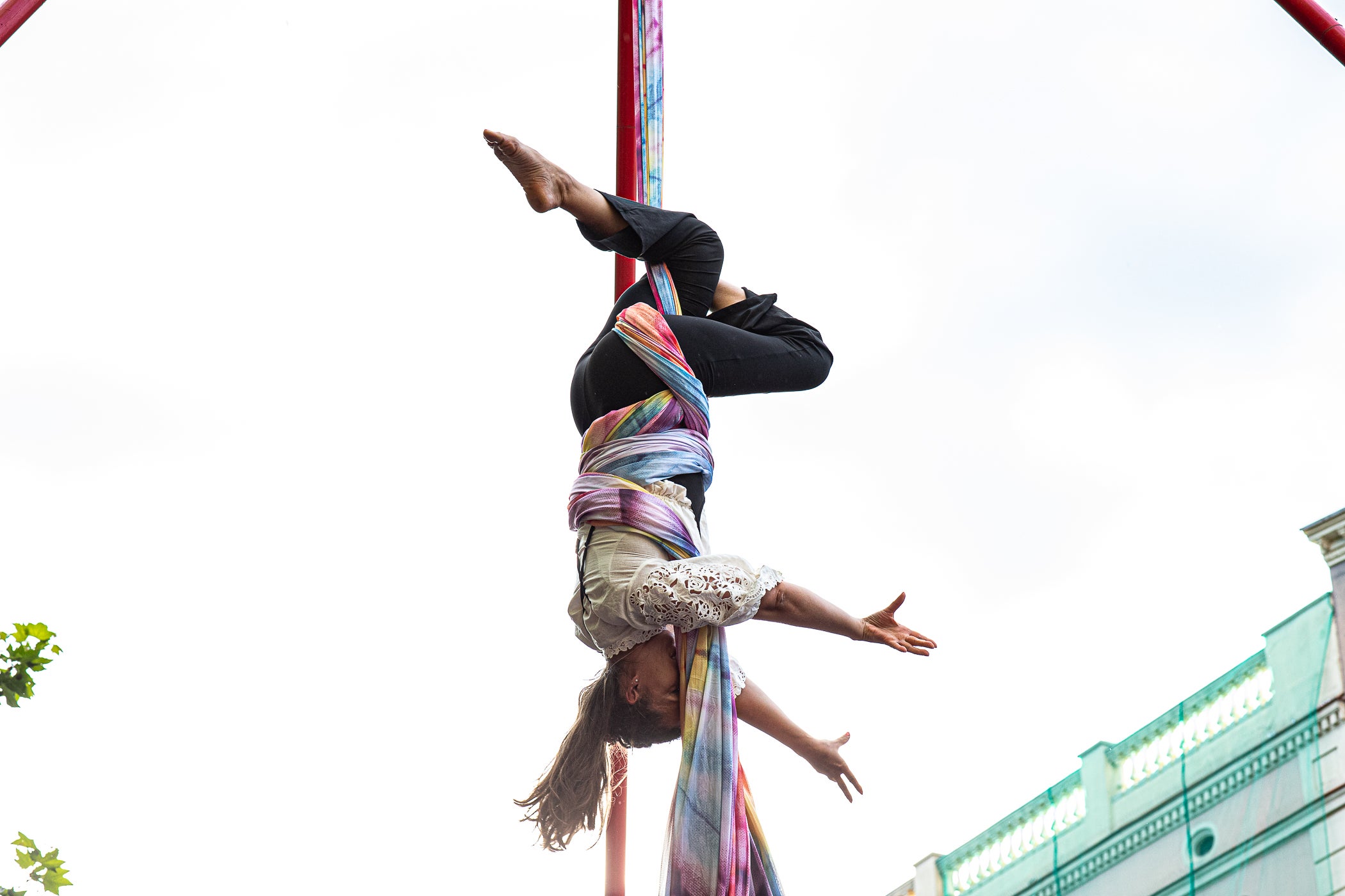 El Gran Circ Itinerant del Tub d'Assaig 7.70 va protagonitzar l'espectacle de cloenda de la XXIII Fira Modernista de Terrassa, després de recórrer els carrers del centre i arribar a la plaça Vella, on acròbates, equilibristes i il·lusionistes van reviure les rutines que meravellaven el públic el 1900. Simultàniament, es va anunciar que la temàtica de l'any que ve de la fira serà 'Les músiques del modernisme', aquells sons populars que feien ballar a l'època, però també els cultes, les orquestres i els cors, omplint teatres i places ara fa un segle i quart | Javi González