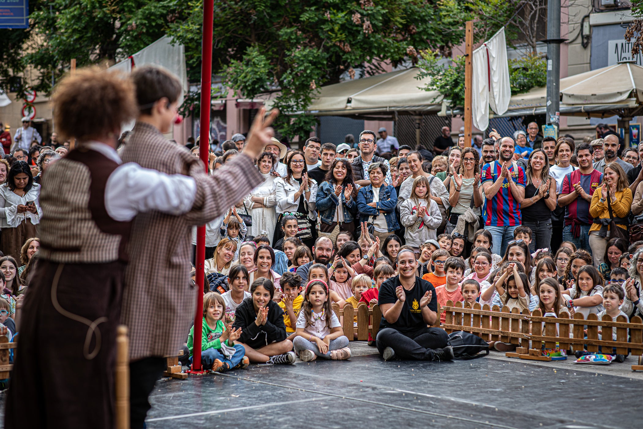 El Gran Circ Itinerant del Tub d'Assaig 7.70 va protagonitzar l'espectacle de cloenda de la XXIII Fira Modernista de Terrassa, després de recórrer els carrers del centre i arribar a la plaça Vella, on acròbates, equilibristes i il·lusionistes van reviure les rutines que meravellaven el públic el 1900. Simultàniament, es va anunciar que la temàtica de l'any que ve de la fira serà 'Les músiques del modernisme', aquells sons populars que feien ballar a l'època, però també els cultes, les orquestres i els cors, omplint teatres i places ara fa un segle i quart | Javi González
