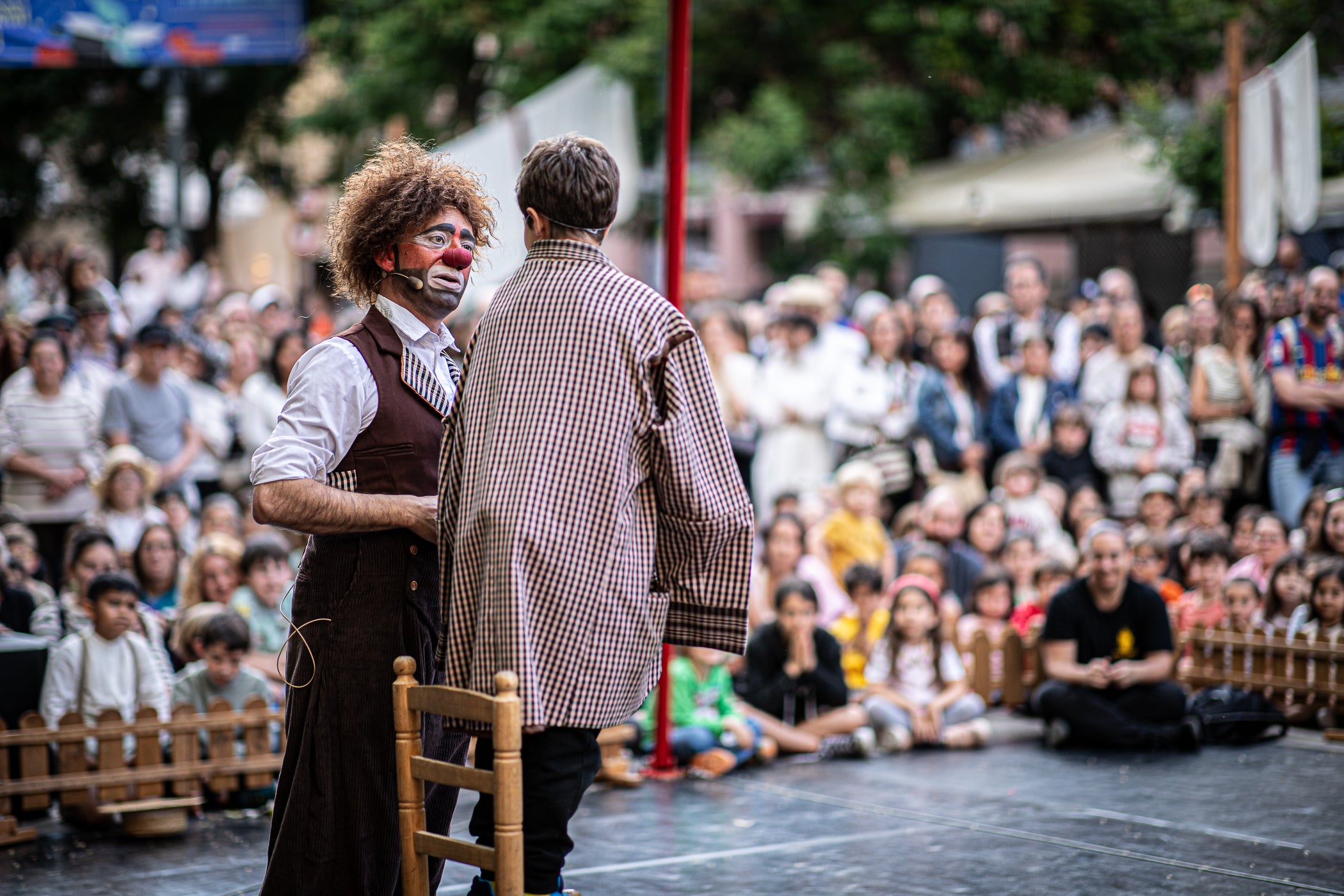 El Gran Circ Itinerant del Tub d'Assaig 7.70 va protagonitzar l'espectacle de cloenda de la XXIII Fira Modernista de Terrassa, després de recórrer els carrers del centre i arribar a la plaça Vella, on acròbates, equilibristes i il·lusionistes van reviure les rutines que meravellaven el públic el 1900. Simultàniament, es va anunciar que la temàtica de l'any que ve de la fira serà 'Les músiques del modernisme', aquells sons populars que feien ballar a l'època, però també els cultes, les orquestres i els cors, omplint teatres i places ara fa un segle i quart | Javi González
