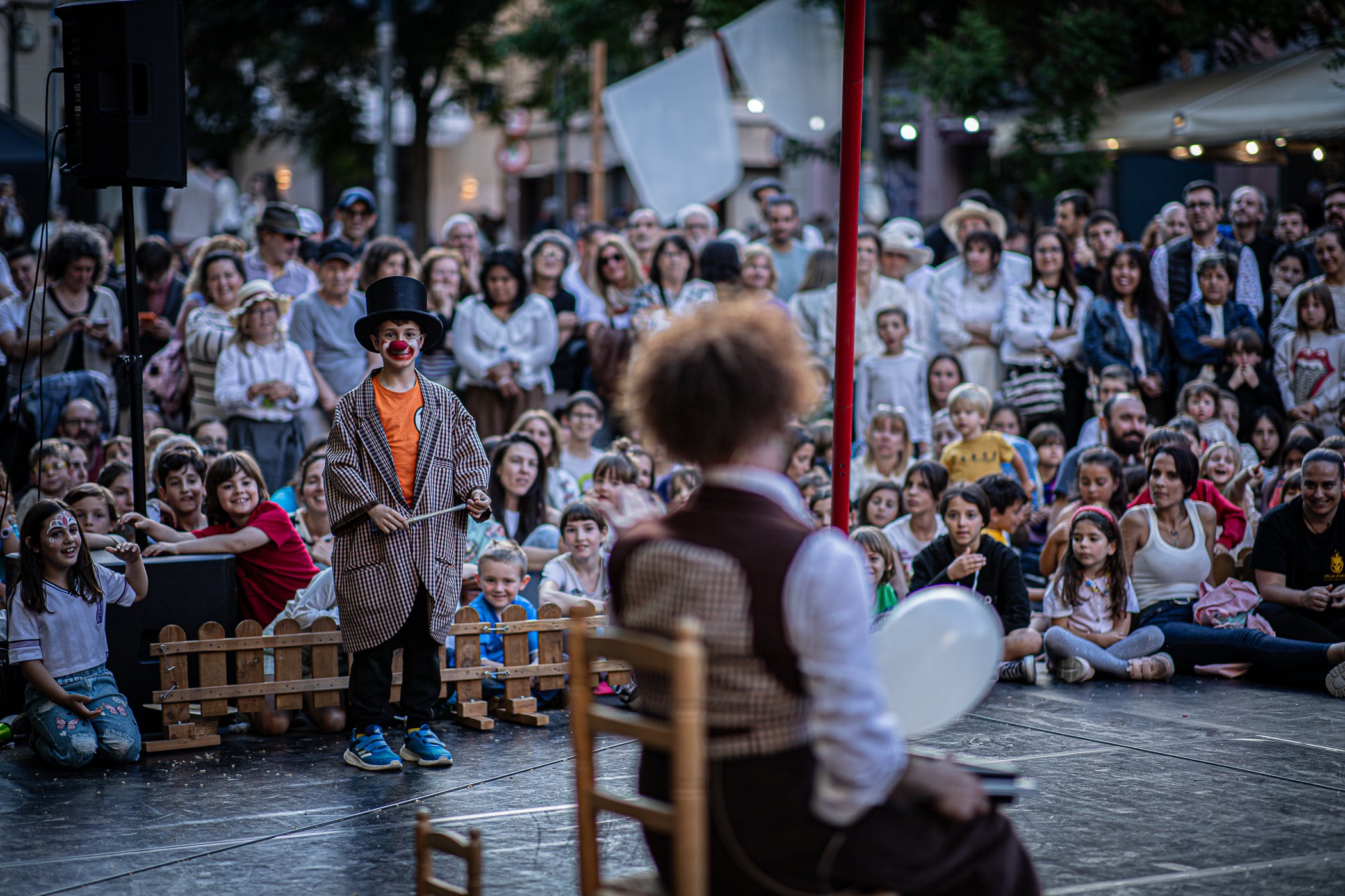El Gran Circ Itinerant del Tub d'Assaig 7.70 va protagonitzar l'espectacle de cloenda de la XXIII Fira Modernista de Terrassa, després de recórrer els carrers del centre i arribar a la plaça Vella, on acròbates, equilibristes i il·lusionistes van reviure les rutines que meravellaven el públic el 1900. Simultàniament, es va anunciar que la temàtica de l'any que ve de la fira serà 'Les músiques del modernisme', aquells sons populars que feien ballar a l'època, però també els cultes, les orquestres i els cors, omplint teatres i places ara fa un segle i quart | Javi González