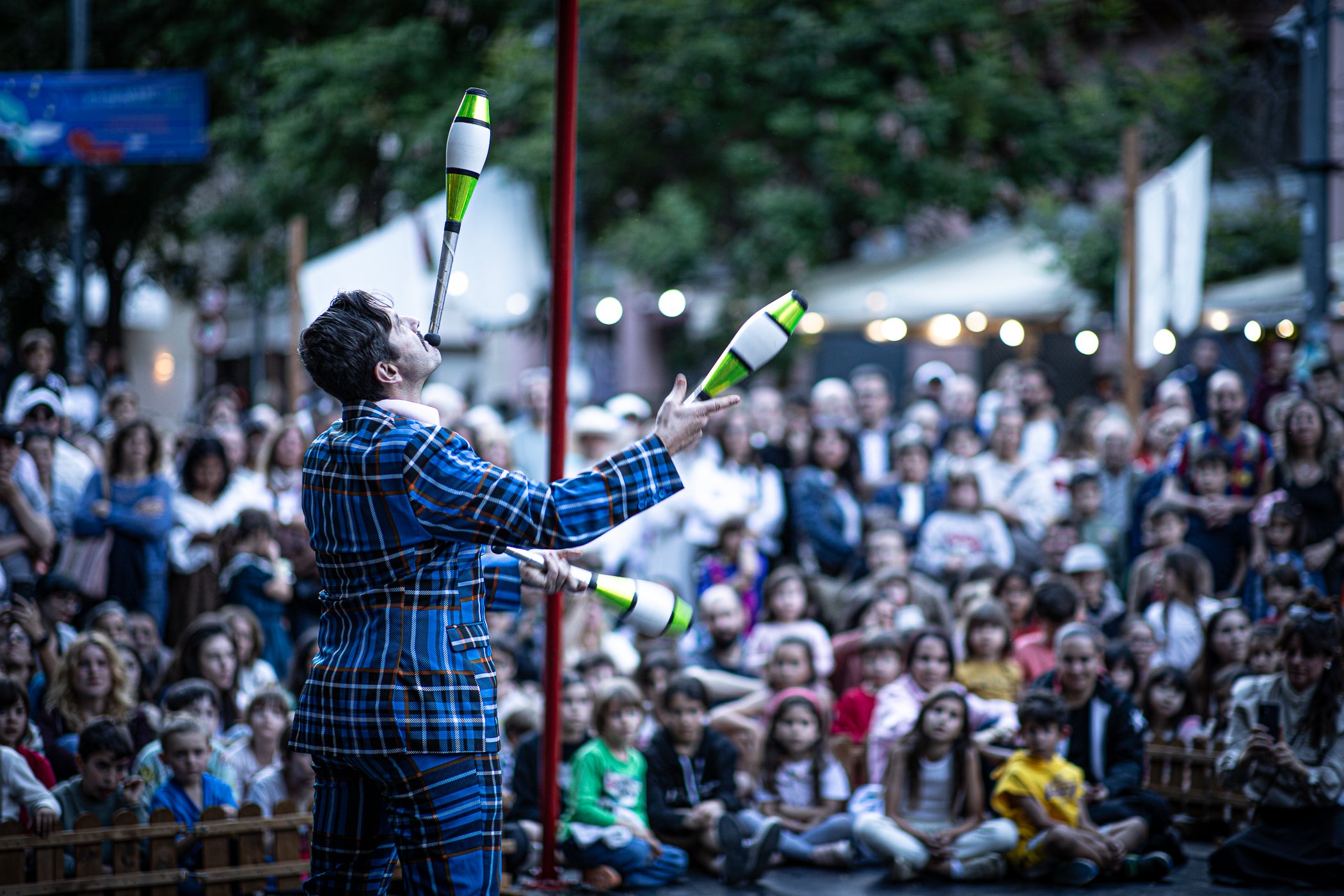 El Gran Circ Itinerant del Tub d'Assaig 7.70 va protagonitzar l'espectacle de cloenda de la XXIII Fira Modernista de Terrassa, després de recórrer els carrers del centre i arribar a la plaça Vella, on acròbates, equilibristes i il·lusionistes van reviure les rutines que meravellaven el públic el 1900. Simultàniament, es va anunciar que la temàtica de l'any que ve de la fira serà 'Les músiques del modernisme', aquells sons populars que feien ballar a l'època, però també els cultes, les orquestres i els cors, omplint teatres i places ara fa un segle i quart | Javi González