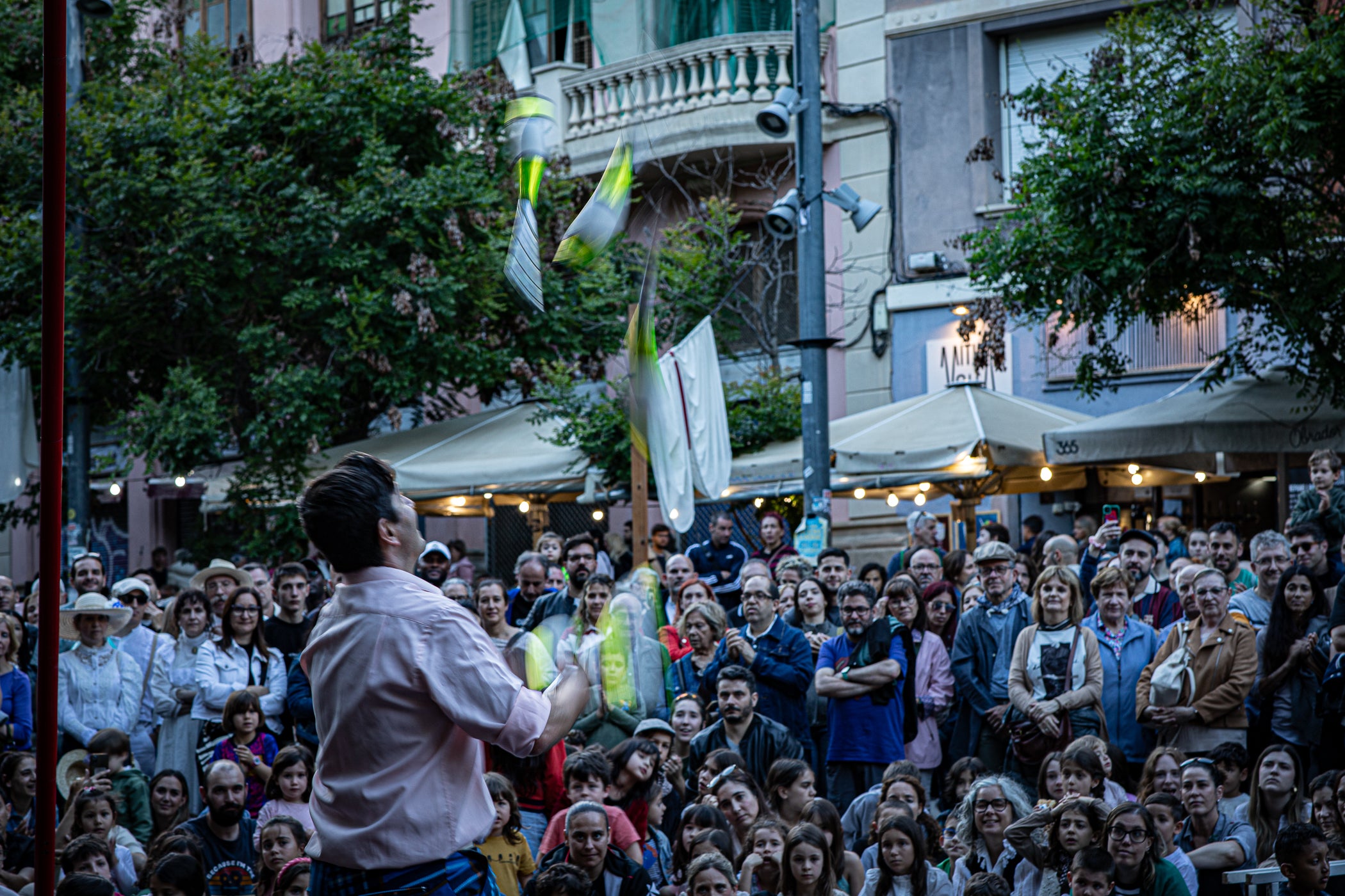 El Gran Circ Itinerant del Tub d'Assaig 7.70 va protagonitzar l'espectacle de cloenda de la XXIII Fira Modernista de Terrassa, després de recórrer els carrers del centre i arribar a la plaça Vella, on acròbates, equilibristes i il·lusionistes van reviure les rutines que meravellaven el públic el 1900. Simultàniament, es va anunciar que la temàtica de l'any que ve de la fira serà 'Les músiques del modernisme', aquells sons populars que feien ballar a l'època, però també els cultes, les orquestres i els cors, omplint teatres i places ara fa un segle i quart | Javi González