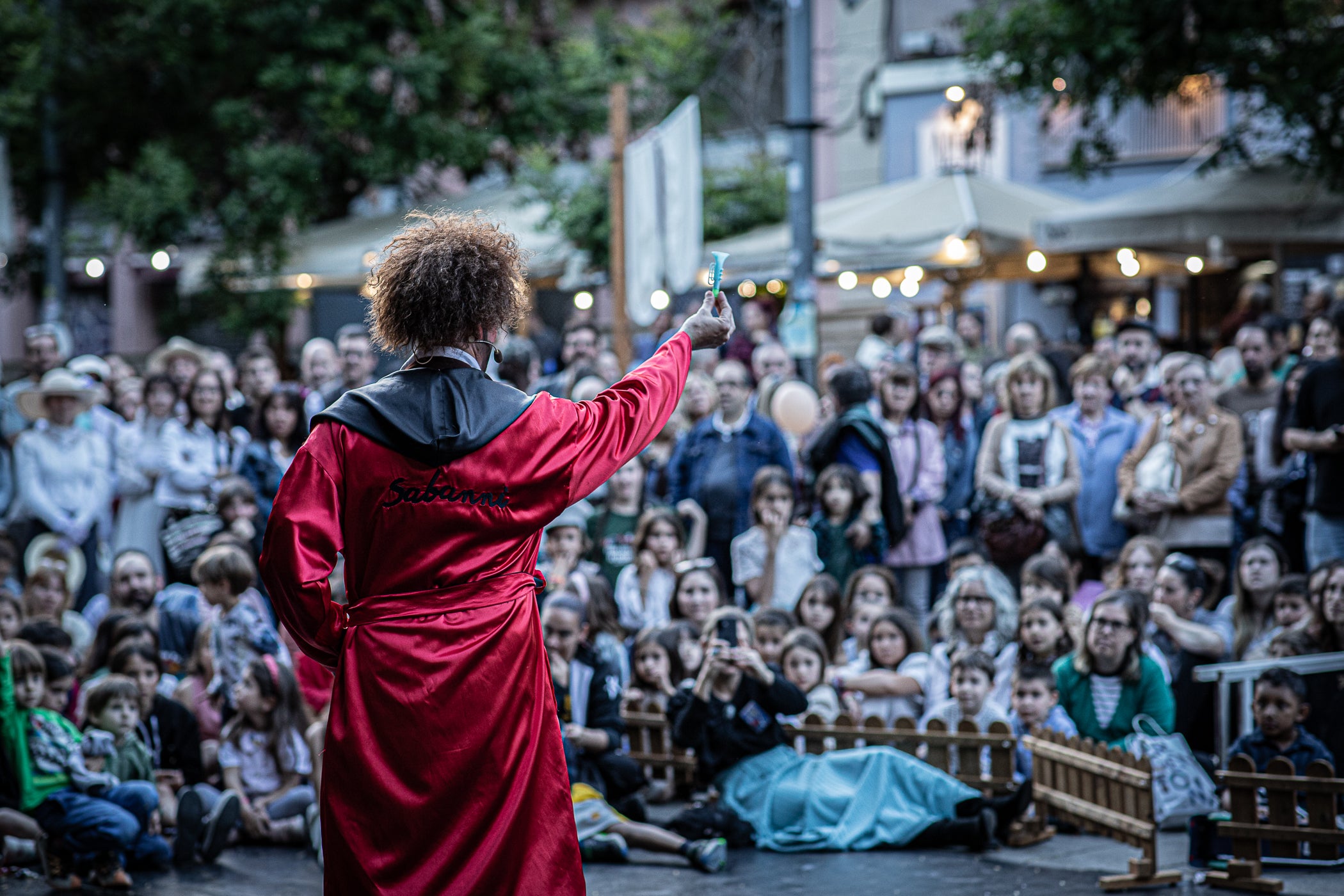 El Gran Circ Itinerant del Tub d'Assaig 7.70 va protagonitzar l'espectacle de cloenda de la XXIII Fira Modernista de Terrassa, després de recórrer els carrers del centre i arribar a la plaça Vella, on acròbates, equilibristes i il·lusionistes van reviure les rutines que meravellaven el públic el 1900. Simultàniament, es va anunciar que la temàtica de l'any que ve de la fira serà 'Les músiques del modernisme', aquells sons populars que feien ballar a l'època, però també els cultes, les orquestres i els cors, omplint teatres i places ara fa un segle i quart | Javi González