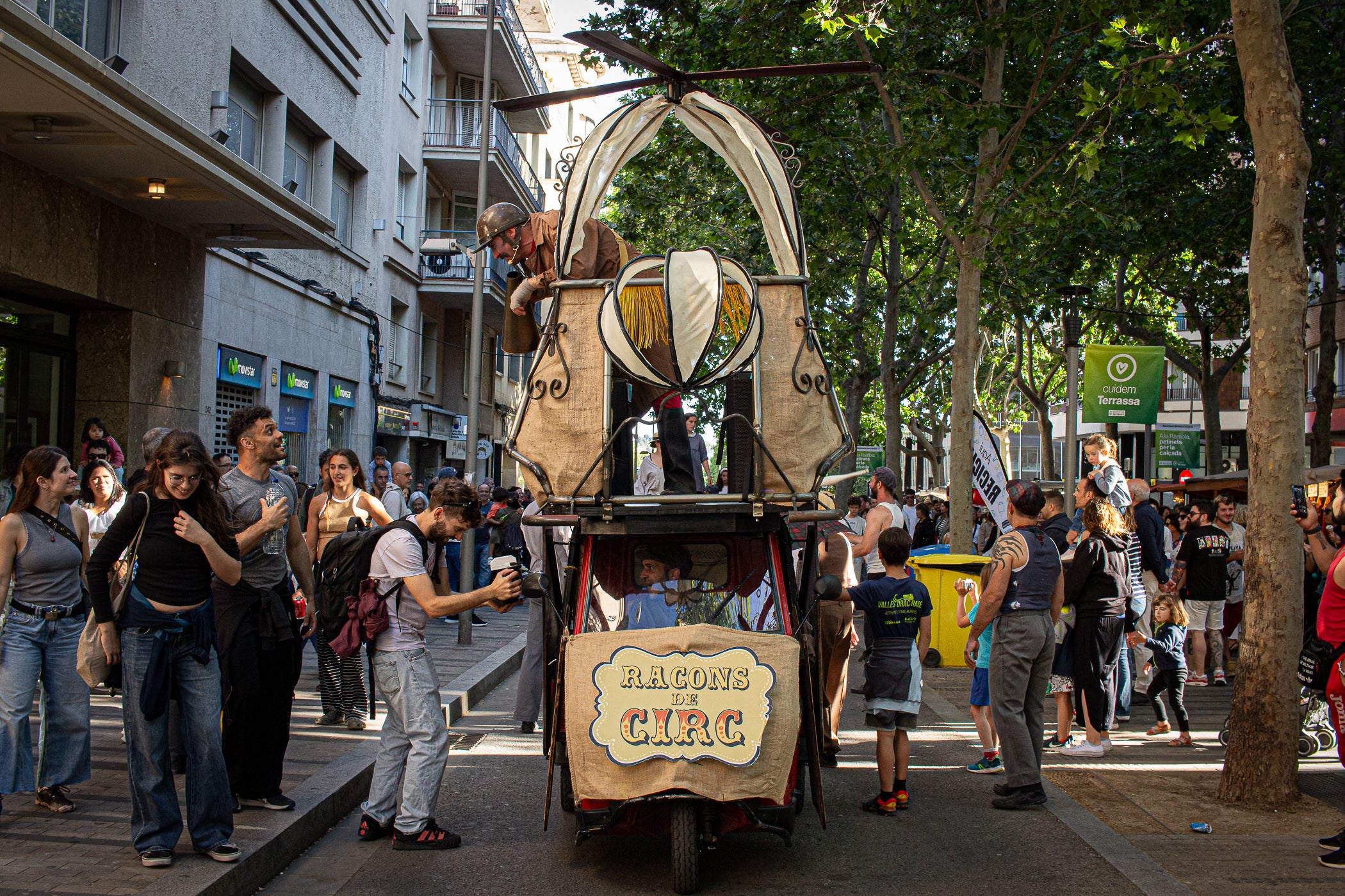 El Gran Circ Itinerant del Tub d'Assaig 7.70 va protagonitzar l'espectacle de cloenda de la XXIII Fira Modernista de Terrassa, després de recórrer els carrers del centre i arribar a la plaça Vella, on acròbates, equilibristes i il·lusionistes van reviure les rutines que meravellaven el públic el 1900. Simultàniament, es va anunciar que la temàtica de l'any que ve de la fira serà 'Les músiques del modernisme', aquells sons populars que feien ballar a l'època, però també els cultes, les orquestres i els cors, omplint teatres i places ara fa un segle i quart | Javi González