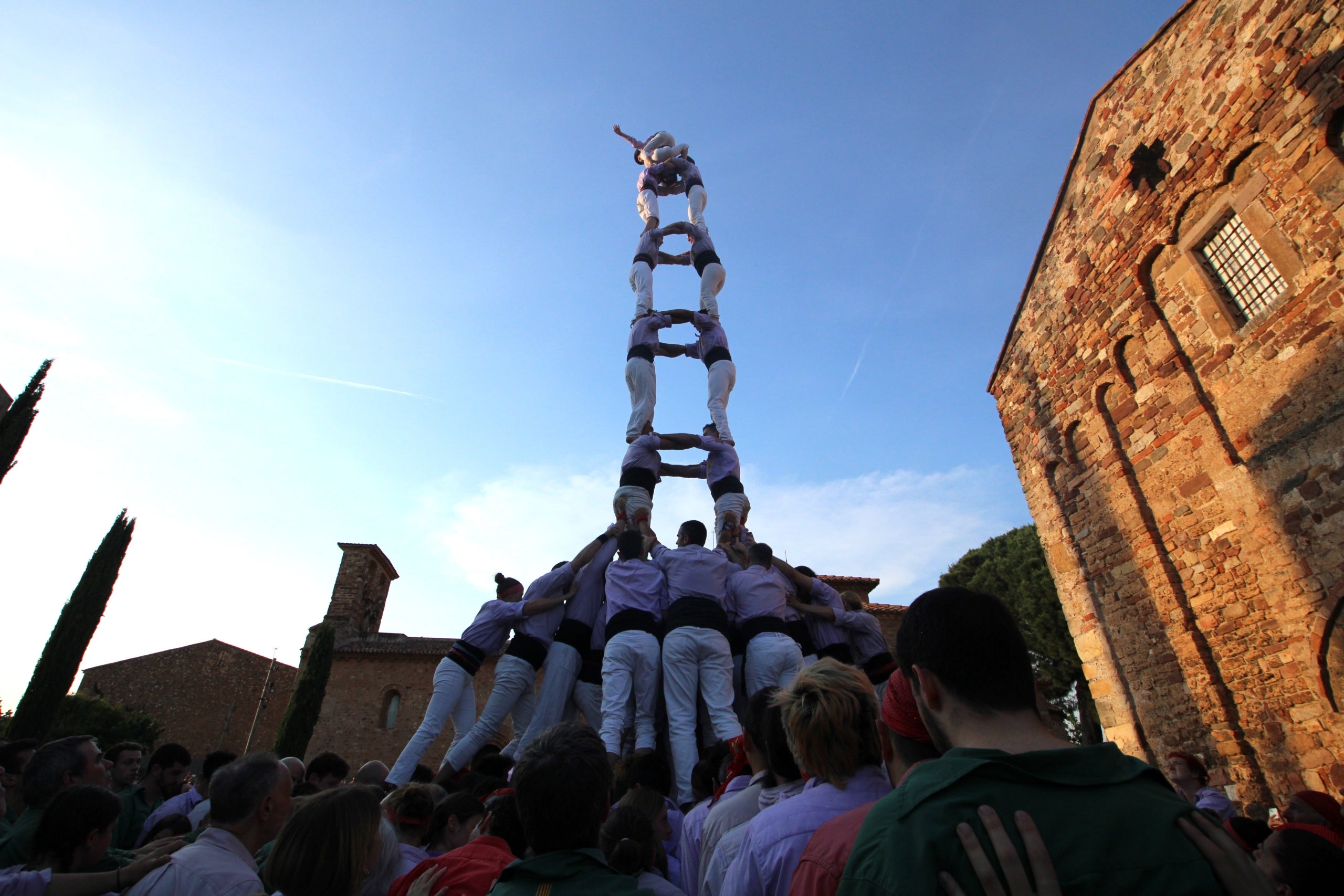 Els Minyons de Terrassa han estrenat el 3d9 amb folre i el pilar de 6 a la Diada del Patrimoni. La colla malva assoleix el primer castell de nou pisos de la temporada a la Seu d'Ègara. Per acompanyar aquest primer nou de l'any, els terrassencs han demostrat el seu domini absolut de la gamma alta de vuit completant de nou el 5 de 8 i el 2 de 8 amb folre. La cirereta a una diada rodona ha arribat en la ronda de pilars. Els de Cal Reig han descarregant el primer pilar de 6 de la temporada. Per tancar la diada els Minyons han alçat fins a deu pilars de quatre simultanis. El tradicional pilar caminat pel Pont de Sant Pere ha arribat al peu del campanar de l’església, després de caure a l’entrada de la plaça del Rector Homs.
