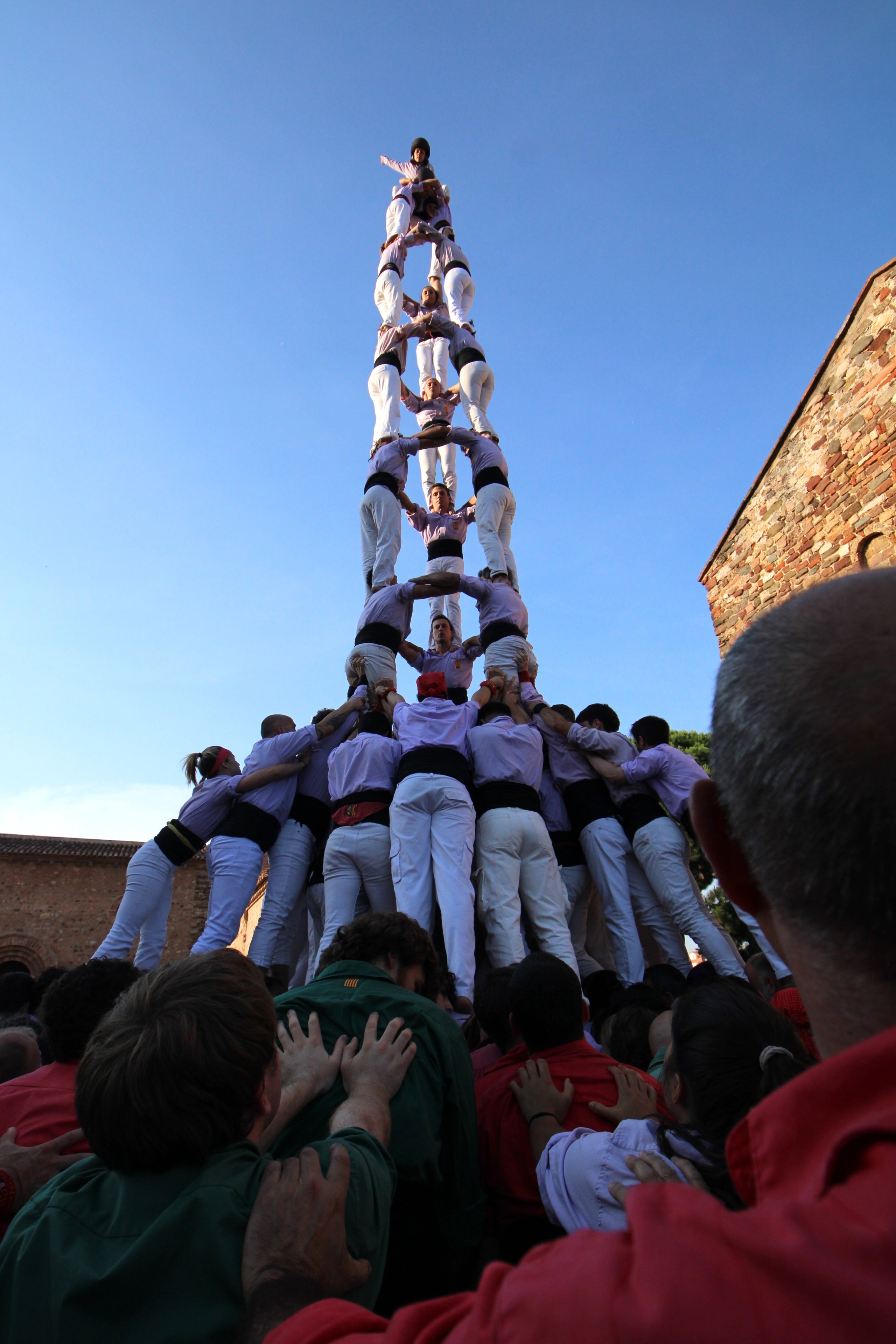 Els Minyons de Terrassa han estrenat el 3d9 amb folre i el pilar de 6 a la Diada del Patrimoni. La colla malva assoleix el primer castell de nou pisos de la temporada a la Seu d'Ègara. Per acompanyar aquest primer nou de l'any, els terrassencs han demostrat el seu domini absolut de la gamma alta de vuit completant de nou el 5 de 8 i el 2 de 8 amb folre. La cirereta a una diada rodona ha arribat en la ronda de pilars. Els de Cal Reig han descarregant el primer pilar de 6 de la temporada. Per tancar la diada els Minyons han alçat fins a deu pilars de quatre simultanis. El tradicional pilar caminat pel Pont de Sant Pere ha arribat al peu del campanar de l’església, després de caure a l’entrada de la plaça del Rector Homs.