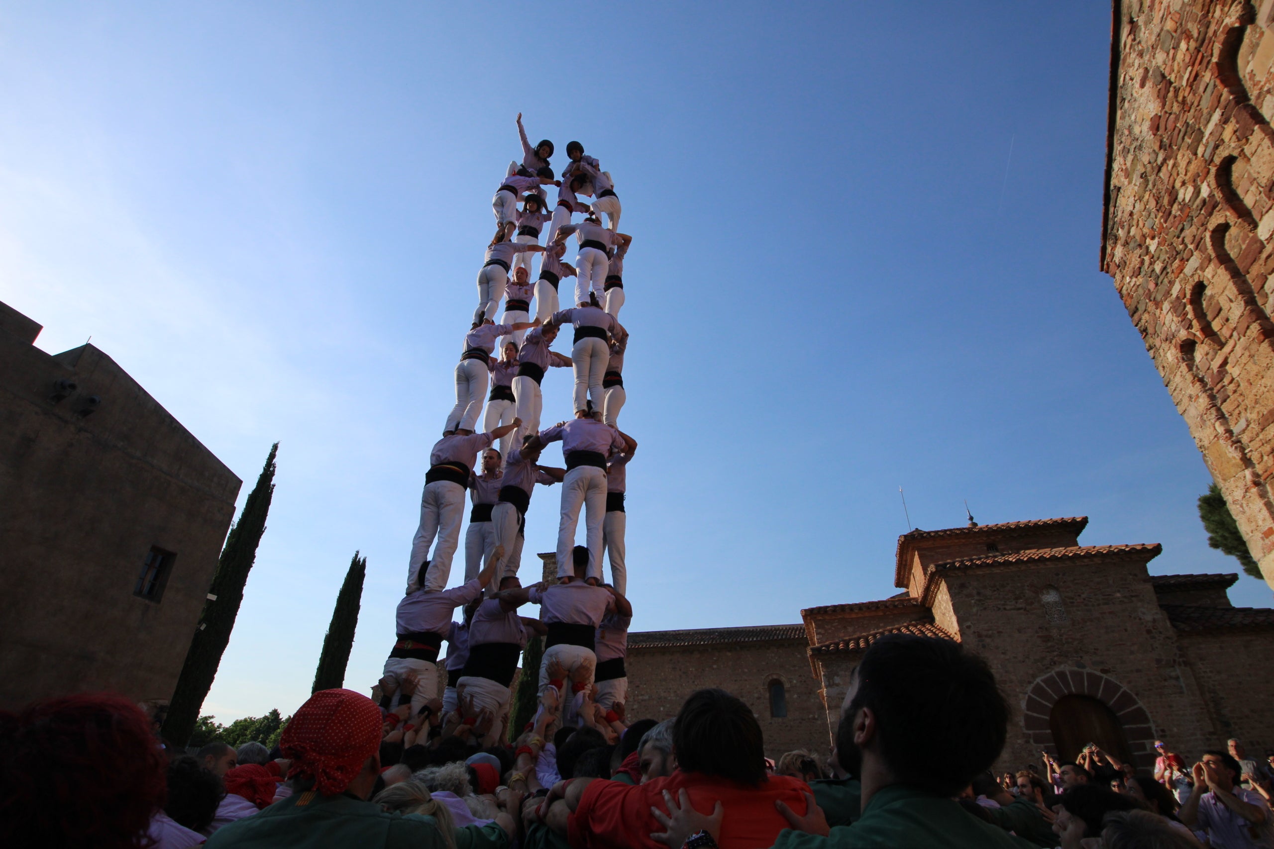 Els Minyons de Terrassa han estrenat el 3d9 amb folre i el pilar de 6 a la Diada del Patrimoni. La colla malva assoleix el primer castell de nou pisos de la temporada a la Seu d'Ègara. Per acompanyar aquest primer nou de l'any, els terrassencs han demostrat el seu domini absolut de la gamma alta de vuit completant de nou el 5 de 8 i el 2 de 8 amb folre. La cirereta a una diada rodona ha arribat en la ronda de pilars. Els de Cal Reig han descarregant el primer pilar de 6 de la temporada. Per tancar la diada els Minyons han alçat fins a deu pilars de quatre simultanis. El tradicional pilar caminat pel Pont de Sant Pere ha arribat al peu del campanar de l’església, després de caure a l’entrada de la plaça del Rector Homs.