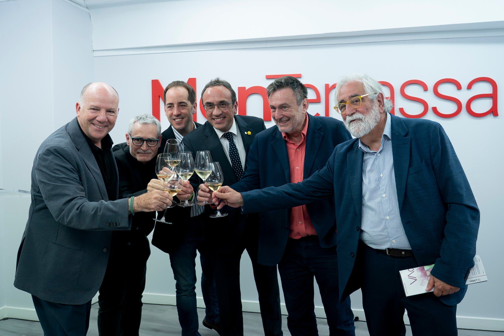 El director general de Mitjans de Comunicació, Marc Melillas, el director de 'MónTerrassa', Vicenç Batalla, el tinent d'alcalde de Terrassa, Xavier Cardona, el president del Parlament, Josep Rull, l'editor del grup El Món, Salvador Cot, i el periodista i escriptor Vicenç Villatoro bridant a la inauguració de la nova seu del digital terrassenc | Mireia Comas