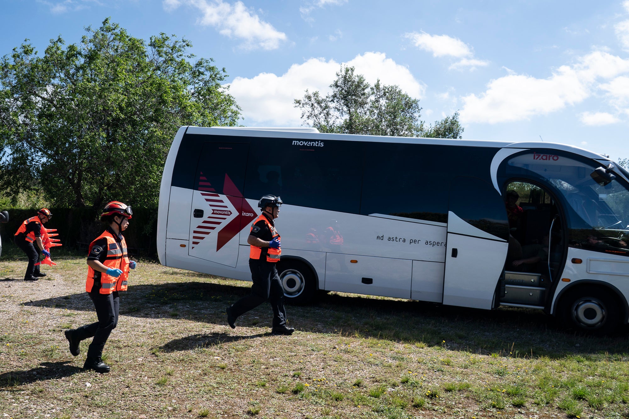 Aquest dimecres, 13 de maig, Terrassa ha estat l'escenari d'un gran simulacre d'incendi forestal. La jornada s'ha desenvolupat a la zona nord de la ciutat i ha involucrat a unes 500 persones, entre entre Mossos d'Esquadra, Policia Municipal, Bombers, Creu Roja i estudiants de l'Institut d'Estudis Mèdics (IEM). A més, a la Zona Esportiva Municipal de Can Jofresa s'ha habilitat un espai com a centre d'acollida d'afectats | Mireia Comas