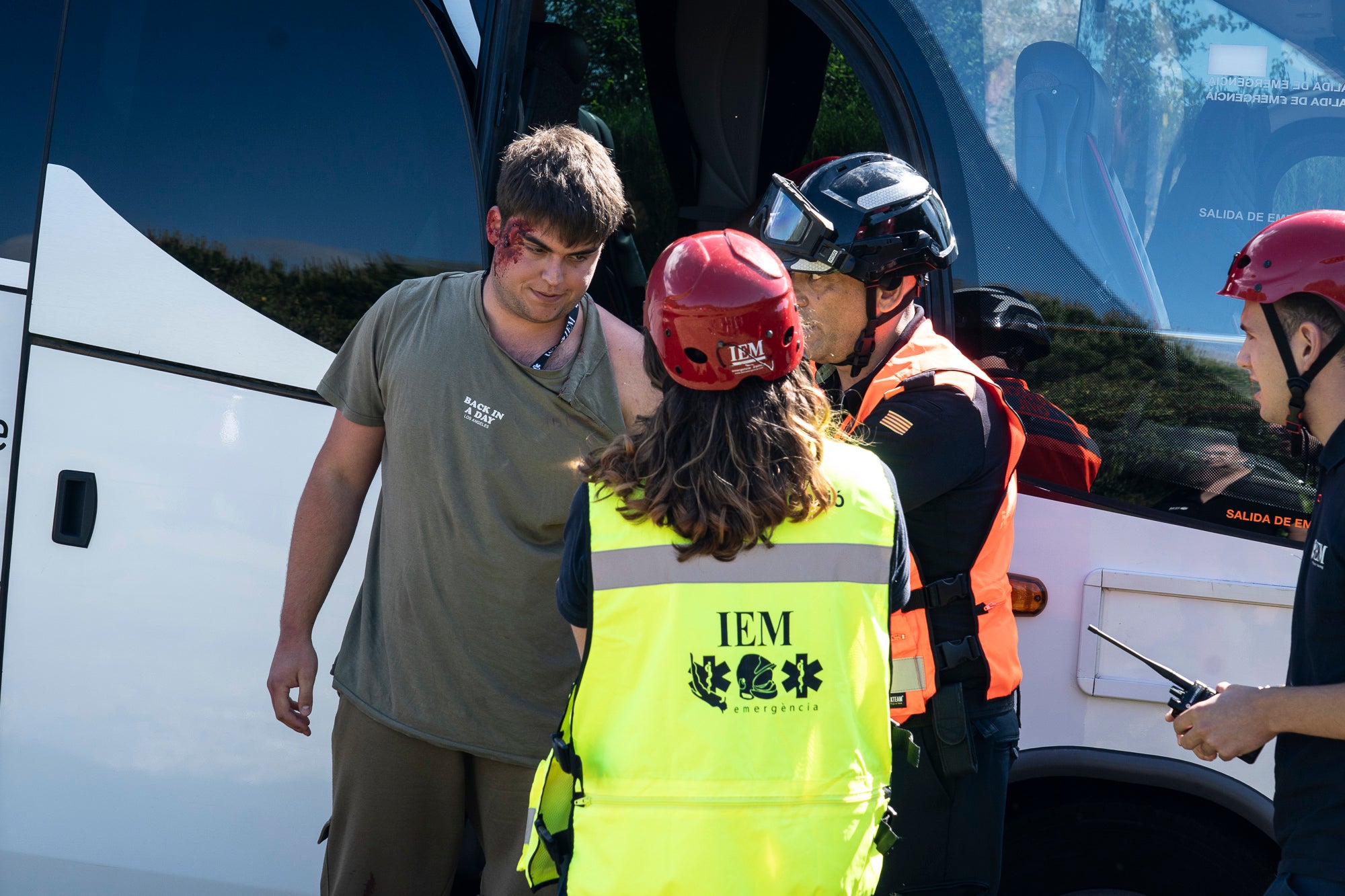 Aquest dimecres, 13 de maig, Terrassa ha estat l'escenari d'un gran simulacre d'incendi forestal. La jornada s'ha desenvolupat a la zona nord de la ciutat i ha involucrat a unes 500 persones, entre entre Mossos d'Esquadra, Policia Municipal, Bombers, Creu Roja i estudiants de l'Institut d'Estudis Mèdics (IEM). A més, a la Zona Esportiva Municipal de Can Jofresa s'ha habilitat un espai com a centre d'acollida d'afectats | Mireia Comas