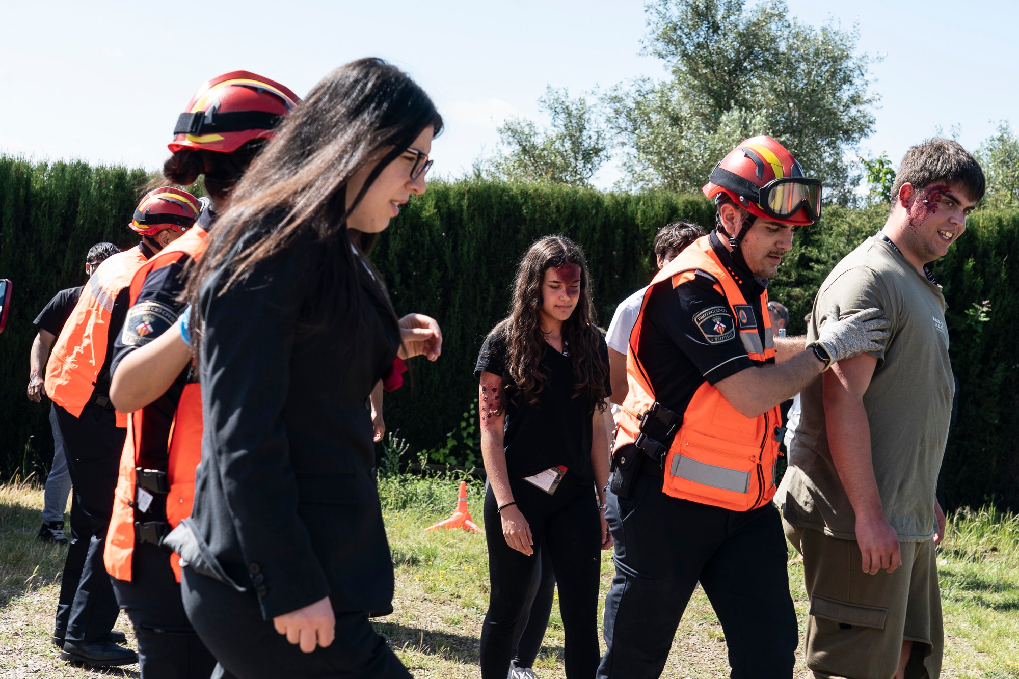Aquest dimecres, 13 de maig, Terrassa ha estat l'escenari d'un gran simulacre d'incendi forestal. La jornada s'ha desenvolupat a la zona nord de la ciutat i ha involucrat a unes 500 persones, entre entre Mossos d'Esquadra, Policia Municipal, Bombers, Creu Roja i estudiants de l'Institut d'Estudis Mèdics (IEM). A més, a la Zona Esportiva Municipal de Can Jofresa s'ha habilitat un espai com a centre d'acollida d'afectats | Mireia Comas