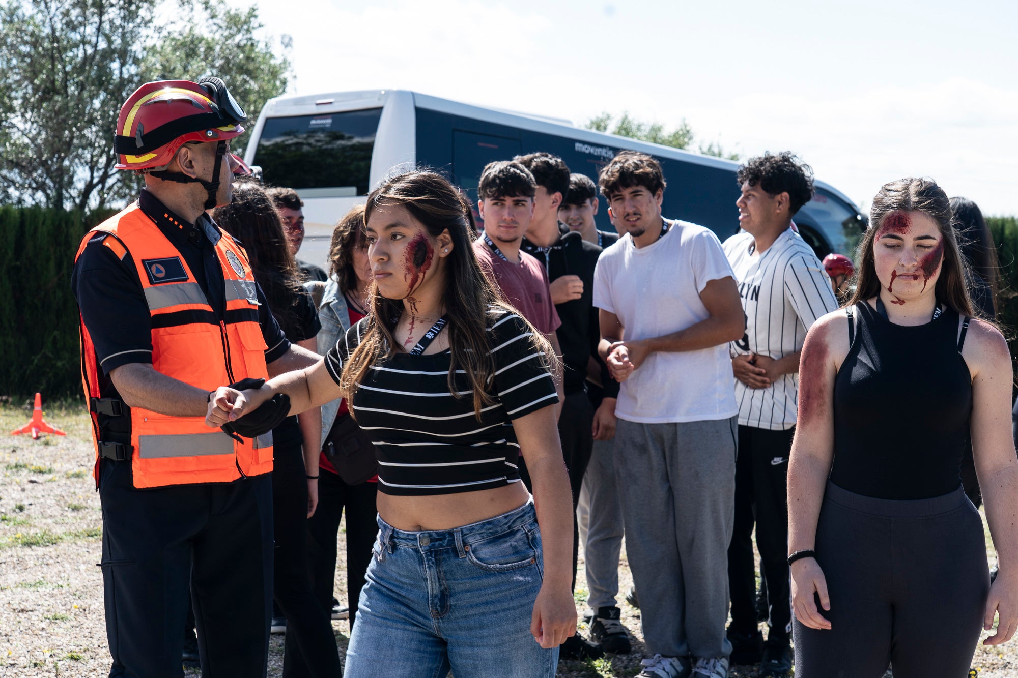Aquest dimecres, 13 de maig, Terrassa ha estat l'escenari d'un gran simulacre d'incendi forestal. La jornada s'ha desenvolupat a la zona nord de la ciutat i ha involucrat a unes 500 persones, entre entre Mossos d'Esquadra, Policia Municipal, Bombers, Creu Roja i estudiants de l'Institut d'Estudis Mèdics (IEM). A més, a la Zona Esportiva Municipal de Can Jofresa s'ha habilitat un espai com a centre d'acollida d'afectats | Mireia Comas