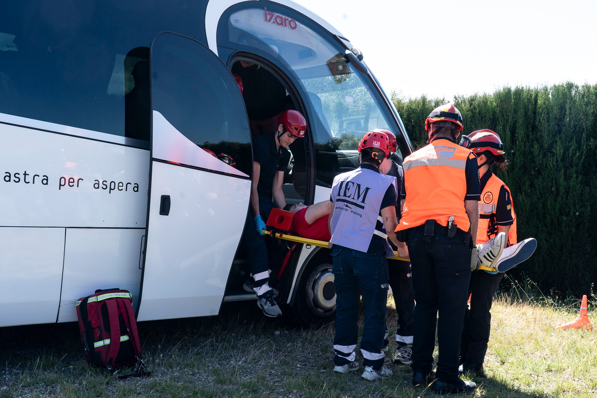 Aquest dimecres, 13 de maig, Terrassa ha estat l'escenari d'un gran simulacre d'incendi forestal. La jornada s'ha desenvolupat a la zona nord de la ciutat i ha involucrat a unes 500 persones, entre entre Mossos d'Esquadra, Policia Municipal, Bombers, Creu Roja i estudiants de l'Institut d'Estudis Mèdics (IEM). A més, a la Zona Esportiva Municipal de Can Jofresa s'ha habilitat un espai com a centre d'acollida d'afectats | Mireia Comas