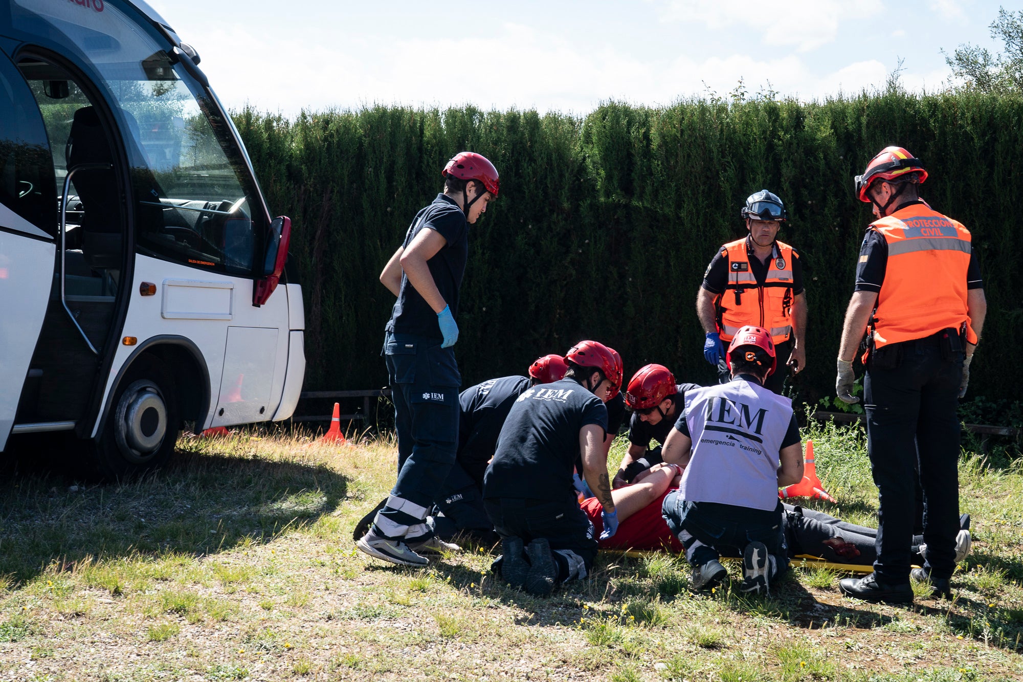 Aquest dimecres, 13 de maig, Terrassa ha estat l'escenari d'un gran simulacre d'incendi forestal. La jornada s'ha desenvolupat a la zona nord de la ciutat i ha involucrat a unes 500 persones, entre entre Mossos d'Esquadra, Policia Municipal, Bombers, Creu Roja i estudiants de l'Institut d'Estudis Mèdics (IEM). A més, a la Zona Esportiva Municipal de Can Jofresa s'ha habilitat un espai com a centre d'acollida d'afectats | Mireia Comas