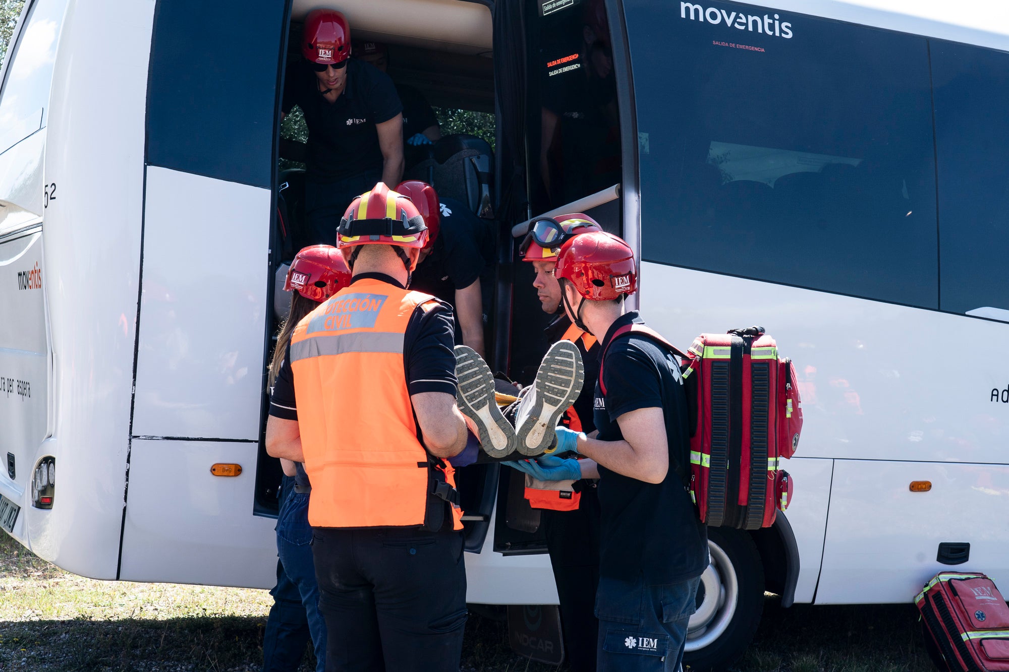 Aquest dimecres, 13 de maig, Terrassa ha estat l'escenari d'un gran simulacre d'incendi forestal. La jornada s'ha desenvolupat a la zona nord de la ciutat i ha involucrat a unes 500 persones, entre entre Mossos d'Esquadra, Policia Municipal, Bombers, Creu Roja i estudiants de l'Institut d'Estudis Mèdics (IEM). A més, a la Zona Esportiva Municipal de Can Jofresa s'ha habilitat un espai com a centre d'acollida d'afectats | Mireia Comas