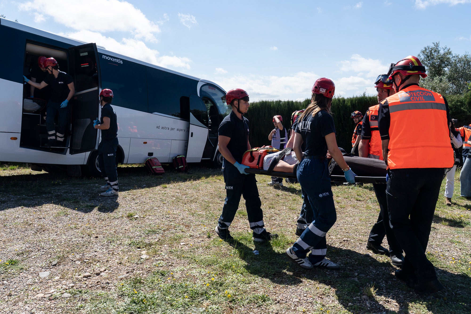 Aquest dimecres, 13 de maig, Terrassa ha estat l'escenari d'un gran simulacre d'incendi forestal. La jornada s'ha desenvolupat a la zona nord de la ciutat i ha involucrat a unes 500 persones, entre entre Mossos d'Esquadra, Policia Municipal, Bombers, Creu Roja i estudiants de l'Institut d'Estudis Mèdics (IEM). A més, a la Zona Esportiva Municipal de Can Jofresa s'ha habilitat un espai com a centre d'acollida d'afectats | Mireia Comas