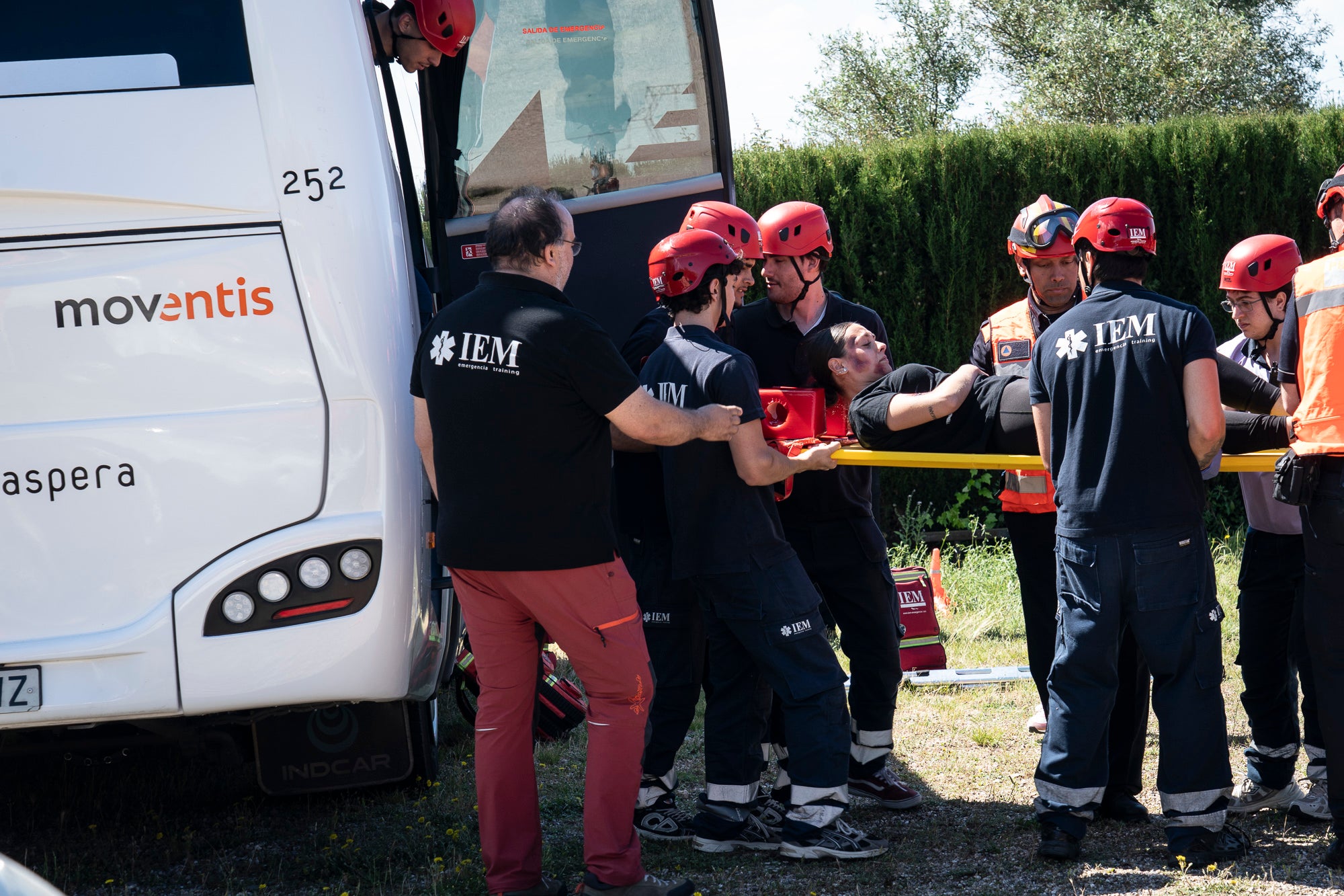 Aquest dimecres, 13 de maig, Terrassa ha estat l'escenari d'un gran simulacre d'incendi forestal. La jornada s'ha desenvolupat a la zona nord de la ciutat i ha involucrat a unes 500 persones, entre entre Mossos d'Esquadra, Policia Municipal, Bombers, Creu Roja i estudiants de l'Institut d'Estudis Mèdics (IEM). A més, a la Zona Esportiva Municipal de Can Jofresa s'ha habilitat un espai com a centre d'acollida d'afectats | Mireia Comas