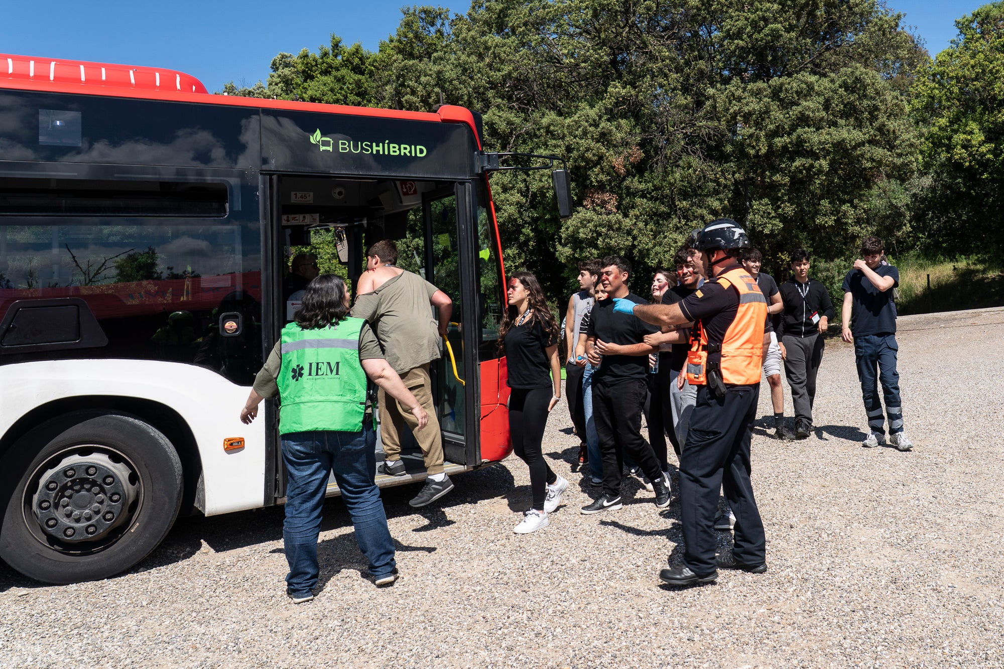 Aquest dimecres, 13 de maig, Terrassa ha estat l'escenari d'un gran simulacre d'incendi forestal. La jornada s'ha desenvolupat a la zona nord de la ciutat i ha involucrat a unes 500 persones, entre entre Mossos d'Esquadra, Policia Municipal, Bombers, Creu Roja i estudiants de l'Institut d'Estudis Mèdics (IEM). A més, a la Zona Esportiva Municipal de Can Jofresa s'ha habilitat un espai com a centre d'acollida d'afectats | Mireia Comas