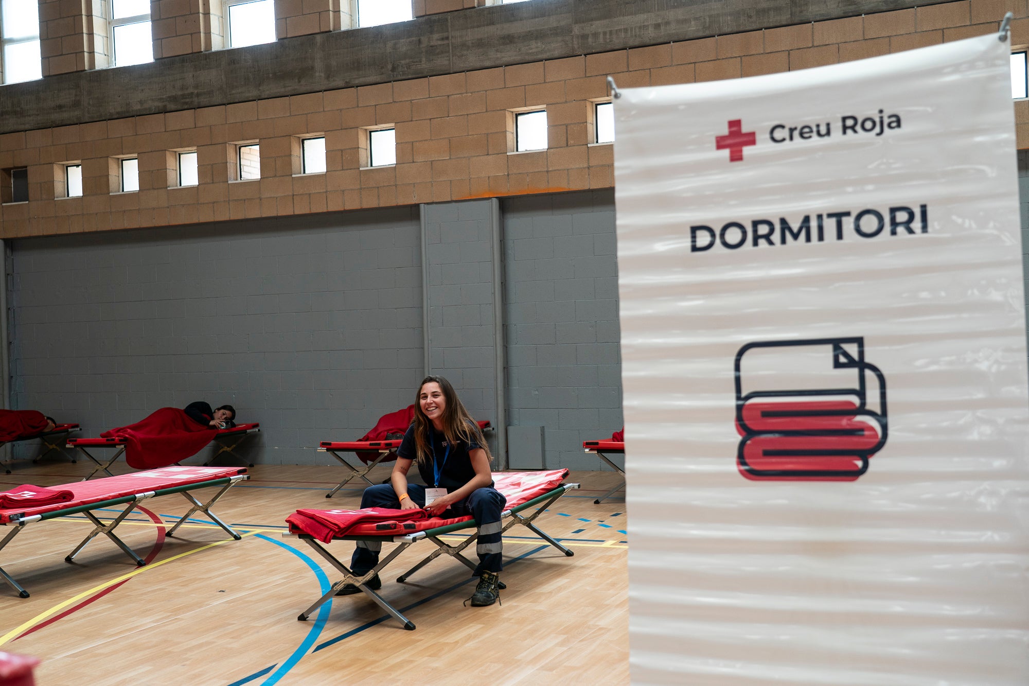Aquest dimecres, 13 de maig, Terrassa ha estat l'escenari d'un gran simulacre d'incendi forestal. La jornada s'ha desenvolupat a la zona nord de la ciutat i ha involucrat a unes 500 persones, entre entre Mossos d'Esquadra, Policia Municipal, Bombers, Creu Roja i estudiants de l'Institut d'Estudis Mèdics (IEM). A més, a la Zona Esportiva Municipal de Can Jofresa s'ha habilitat un espai com a centre d'acollida d'afectats | Mireia Comas