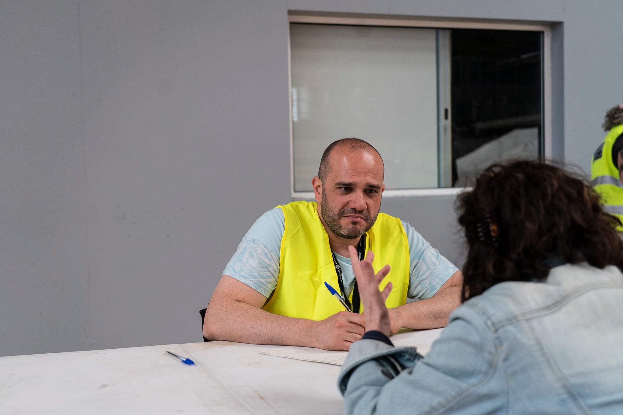 Aquest dimecres, 13 de maig, Terrassa ha estat l'escenari d'un gran simulacre d'incendi forestal. La jornada s'ha desenvolupat a la zona nord de la ciutat i ha involucrat a unes 500 persones, entre entre Mossos d'Esquadra, Policia Municipal, Bombers, Creu Roja i estudiants de l'Institut d'Estudis Mèdics (IEM). A més, a la Zona Esportiva Municipal de Can Jofresa s'ha habilitat un espai com a centre d'acollida d'afectats | Mireia Comas