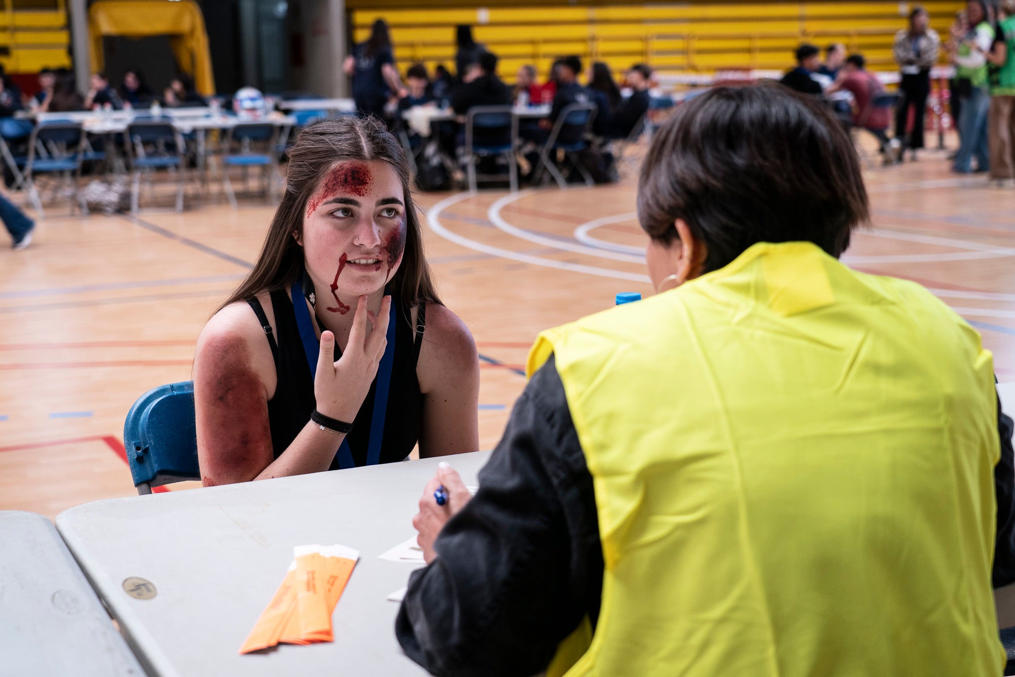 Aquest dimecres, 13 de maig, Terrassa ha estat l'escenari d'un gran simulacre d'incendi forestal. La jornada s'ha desenvolupat a la zona nord de la ciutat i ha involucrat a unes 500 persones, entre entre Mossos d'Esquadra, Policia Municipal, Bombers, Creu Roja i estudiants de l'Institut d'Estudis Mèdics (IEM). A més, a la Zona Esportiva Municipal de Can Jofresa s'ha habilitat un espai com a centre d'acollida d'afectats | Mireia Comas