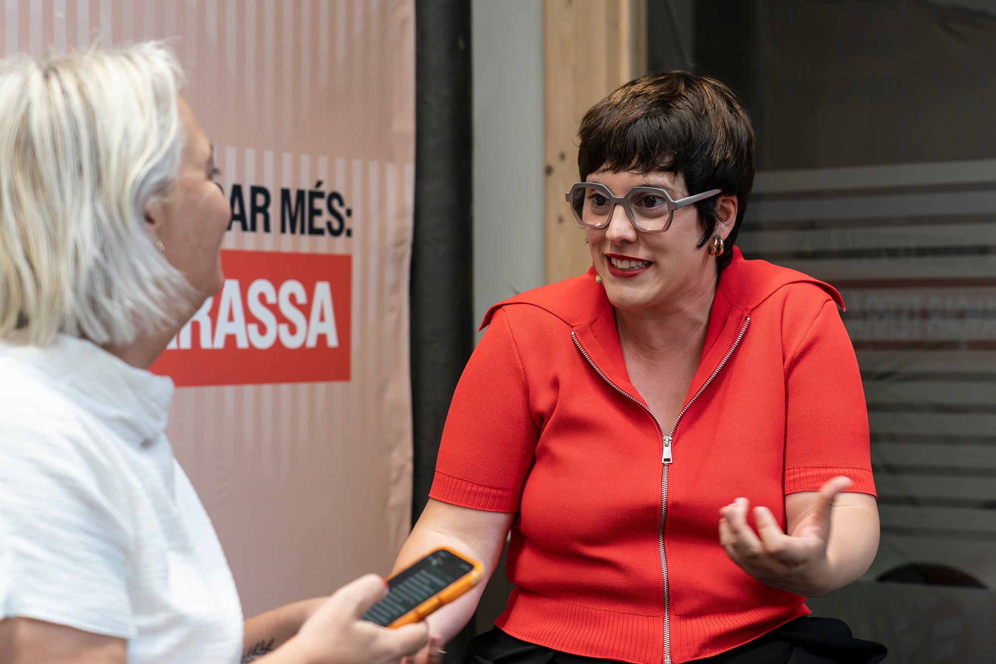 L'alcaldable d'ERC a l'ajuntament de Terrassa, Ona Martínez, en la presentació pública de la seva candidatura amb moderació de la periodista Mariola Dinarès | Mireia Comas