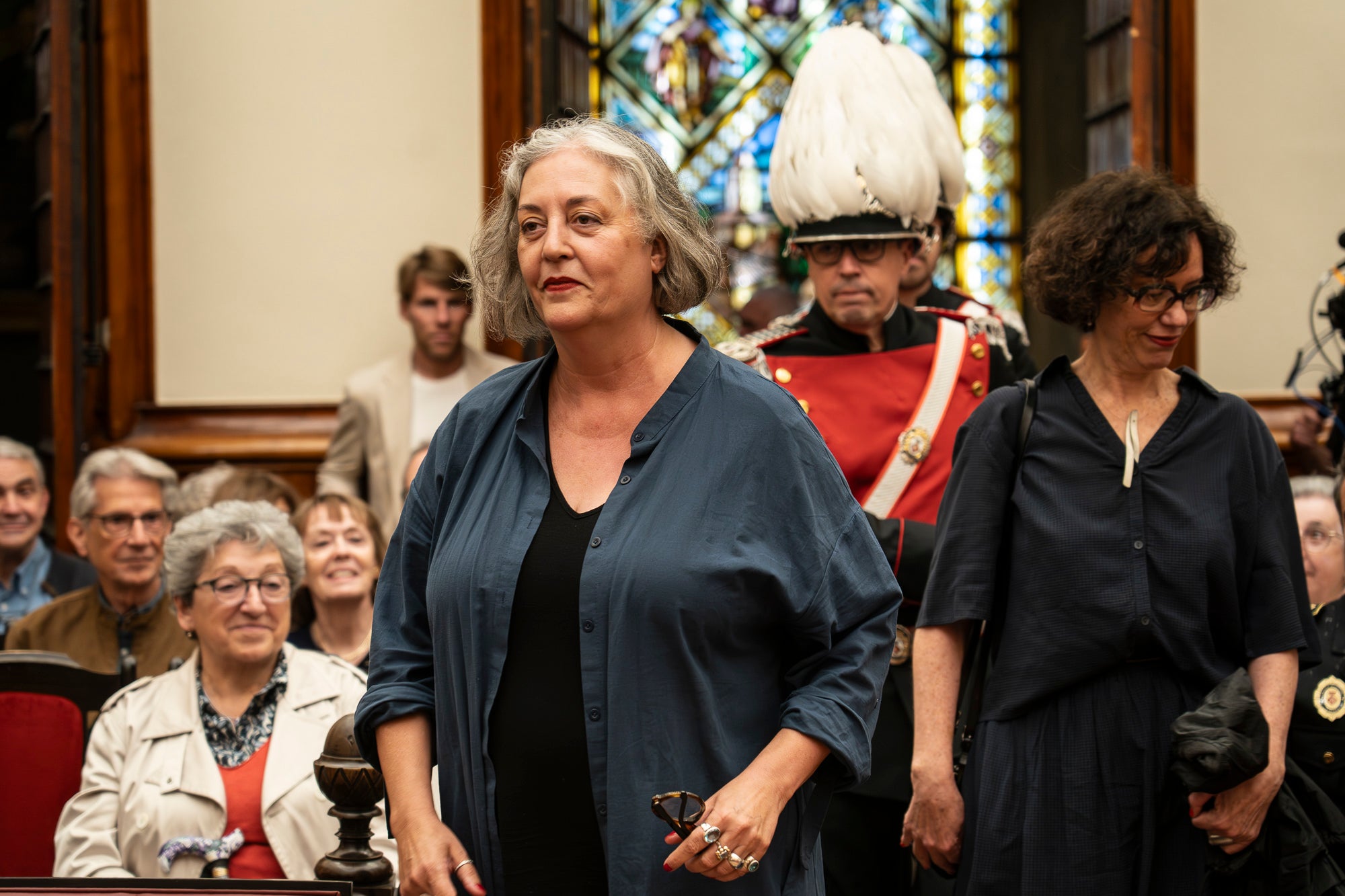 El Saló de Sessions de l’Ajuntament de Terrassa ha acollit aquest dimarts, dia 5 de maig, l’acte de lliurament de la Medalla d’Honor de la Ciutat a Mercè Paloma, en reconeixement a la seva extraordinària trajectòria dins del món del teatre, l’òpera i el cinema. La terrassenca s’ha consolidat com una de les grans professionals del disseny de vestuari a Catalunya i a l’Estat, amb una carrera reconeguda amb múltiples premis i nominacions, entre els quals destaquen sis Premis Gaudí i diverses nominacions als Premis Goya. L’esdeveniment ha comptat amb la benvinguda del tinent d’alcalde Joan Salvador, portaveus dels Grups Municipals i membres de la Corporació Local. La periodista Magdalena Oliver ha estat l’encarregada de fer la glossa.