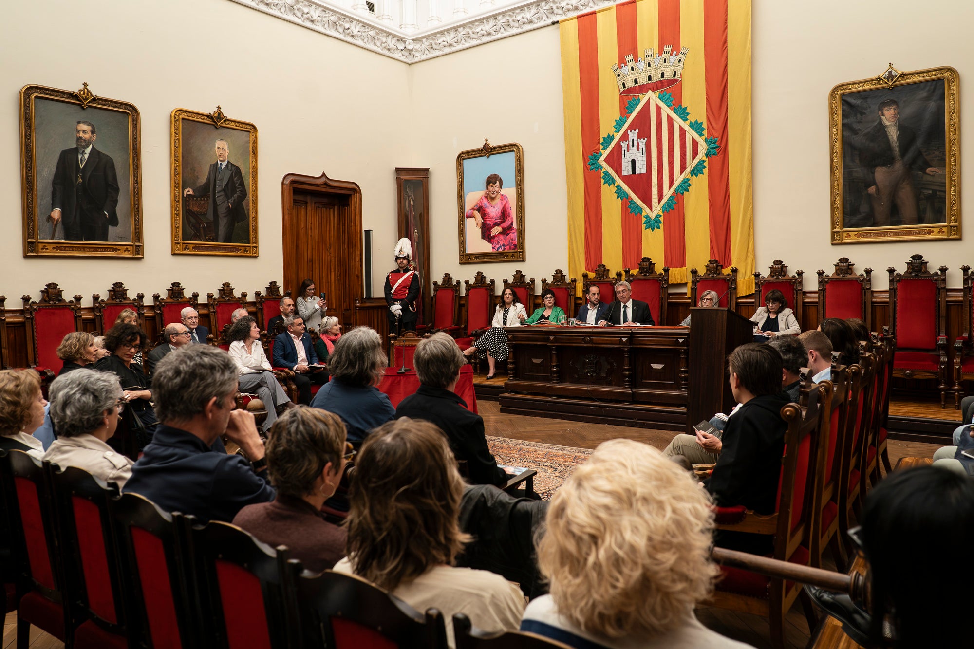 El Saló de Sessions de l’Ajuntament de Terrassa ha acollit aquest dimarts, dia 5 de maig, l’acte de lliurament de la Medalla d’Honor de la Ciutat a Mercè Paloma, en reconeixement a la seva extraordinària trajectòria dins del món del teatre, l’òpera i el cinema. La terrassenca s’ha consolidat com una de les grans professionals del disseny de vestuari a Catalunya i a l’Estat, amb una carrera reconeguda amb múltiples premis i nominacions, entre els quals destaquen sis Premis Gaudí i diverses nominacions als Premis Goya. L’esdeveniment ha comptat amb la benvinguda del tinent d’alcalde Joan Salvador, portaveus dels Grups Municipals i membres de la Corporació Local. La periodista Magdalena Oliver ha estat l’encarregada de fer la glossa.