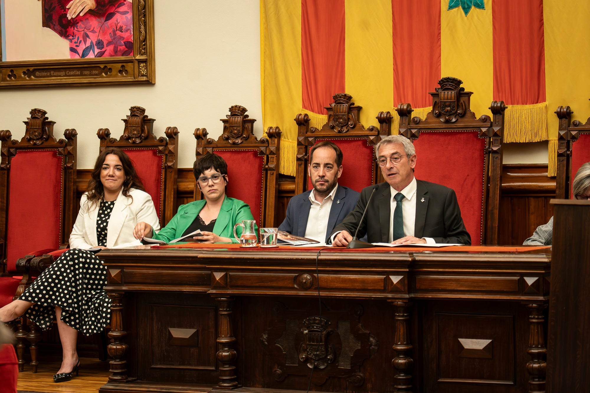 El Saló de Sessions de l’Ajuntament de Terrassa ha acollit aquest dimarts, dia 5 de maig, l’acte de lliurament de la Medalla d’Honor de la Ciutat a Mercè Paloma, en reconeixement a la seva extraordinària trajectòria dins del món del teatre, l’òpera i el cinema. La terrassenca s’ha consolidat com una de les grans professionals del disseny de vestuari a Catalunya i a l’Estat, amb una carrera reconeguda amb múltiples premis i nominacions, entre els quals destaquen sis Premis Gaudí i diverses nominacions als Premis Goya. L’esdeveniment ha comptat amb la benvinguda del tinent d’alcalde Joan Salvador, portaveus dels Grups Municipals i membres de la Corporació Local. La periodista Magdalena Oliver ha estat l’encarregada de fer la glossa.