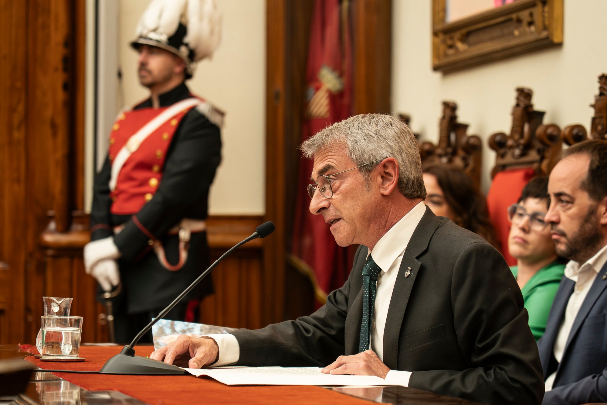 El Saló de Sessions de l’Ajuntament de Terrassa ha acollit aquest dimarts, dia 5 de maig, l’acte de lliurament de la Medalla d’Honor de la Ciutat a Mercè Paloma, en reconeixement a la seva extraordinària trajectòria dins del món del teatre, l’òpera i el cinema. La terrassenca s’ha consolidat com una de les grans professionals del disseny de vestuari a Catalunya i a l’Estat, amb una carrera reconeguda amb múltiples premis i nominacions, entre els quals destaquen sis Premis Gaudí i diverses nominacions als Premis Goya. L’esdeveniment ha comptat amb la benvinguda del tinent d’alcalde Joan Salvador, portaveus dels Grups Municipals i membres de la Corporació Local. La periodista Magdalena Oliver ha estat l’encarregada de fer la glossa.