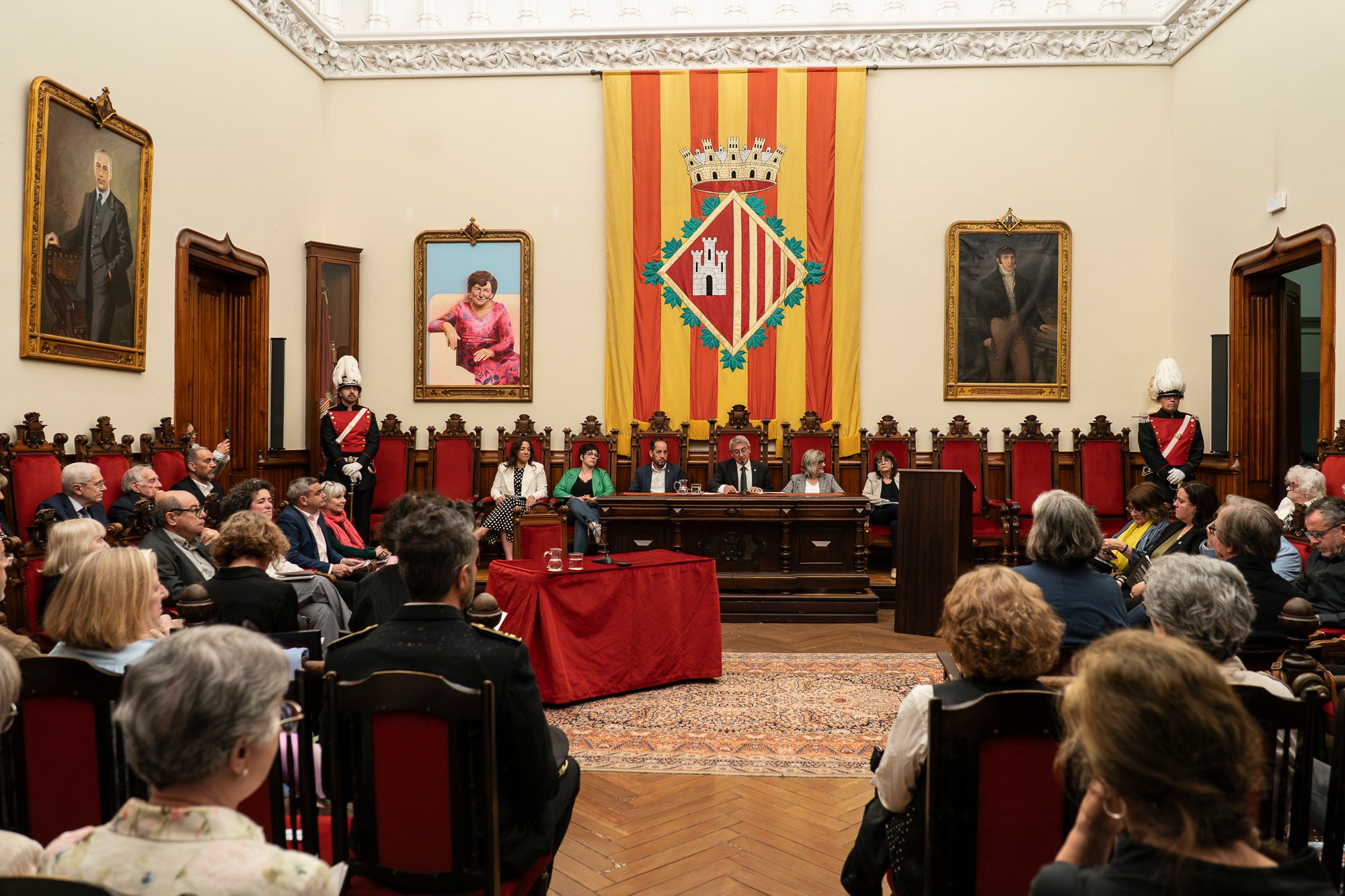 El Saló de Sessions de l’Ajuntament de Terrassa ha acollit aquest dimarts, dia 5 de maig, l’acte de lliurament de la Medalla d’Honor de la Ciutat a Mercè Paloma, en reconeixement a la seva extraordinària trajectòria dins del món del teatre, l’òpera i el cinema. La terrassenca s’ha consolidat com una de les grans professionals del disseny de vestuari a Catalunya i a l’Estat, amb una carrera reconeguda amb múltiples premis i nominacions, entre els quals destaquen sis Premis Gaudí i diverses nominacions als Premis Goya. L’esdeveniment ha comptat amb la benvinguda del tinent d’alcalde Joan Salvador, portaveus dels Grups Municipals i membres de la Corporació Local. La periodista Magdalena Oliver ha estat l’encarregada de fer la glossa.