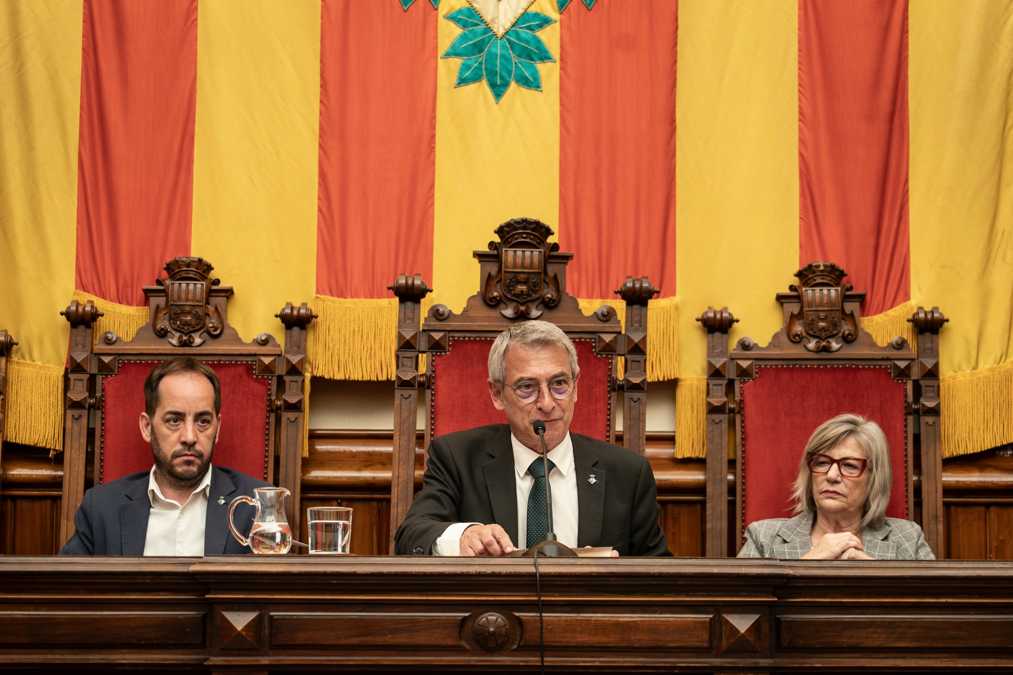 El Saló de Sessions de l’Ajuntament de Terrassa ha acollit aquest dimarts, dia 5 de maig, l’acte de lliurament de la Medalla d’Honor de la Ciutat a Mercè Paloma, en reconeixement a la seva extraordinària trajectòria dins del món del teatre, l’òpera i el cinema. La terrassenca s’ha consolidat com una de les grans professionals del disseny de vestuari a Catalunya i a l’Estat, amb una carrera reconeguda amb múltiples premis i nominacions, entre els quals destaquen sis Premis Gaudí i diverses nominacions als Premis Goya. L’esdeveniment ha comptat amb la benvinguda del tinent d’alcalde Joan Salvador, portaveus dels Grups Municipals i membres de la Corporació Local. La periodista Magdalena Oliver ha estat l’encarregada de fer la glossa.