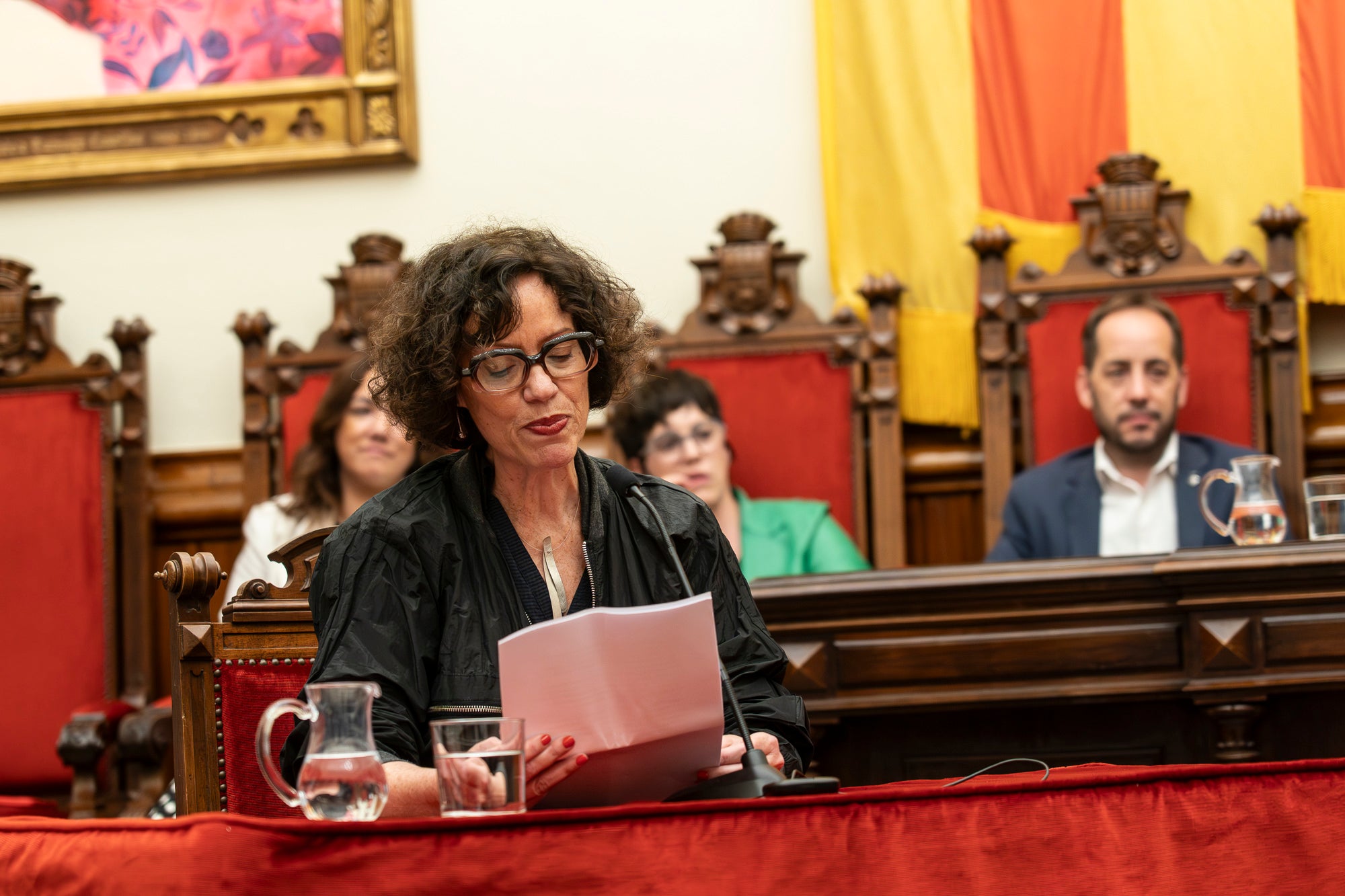 El Saló de Sessions de l’Ajuntament de Terrassa ha acollit aquest dimarts, dia 5 de maig, l’acte de lliurament de la Medalla d’Honor de la Ciutat a Mercè Paloma, en reconeixement a la seva extraordinària trajectòria dins del món del teatre, l’òpera i el cinema. La terrassenca s’ha consolidat com una de les grans professionals del disseny de vestuari a Catalunya i a l’Estat, amb una carrera reconeguda amb múltiples premis i nominacions, entre els quals destaquen sis Premis Gaudí i diverses nominacions als Premis Goya. L’esdeveniment ha comptat amb la benvinguda del tinent d’alcalde Joan Salvador, portaveus dels Grups Municipals i membres de la Corporació Local. La periodista Magdalena Oliver ha estat l’encarregada de fer la glossa.