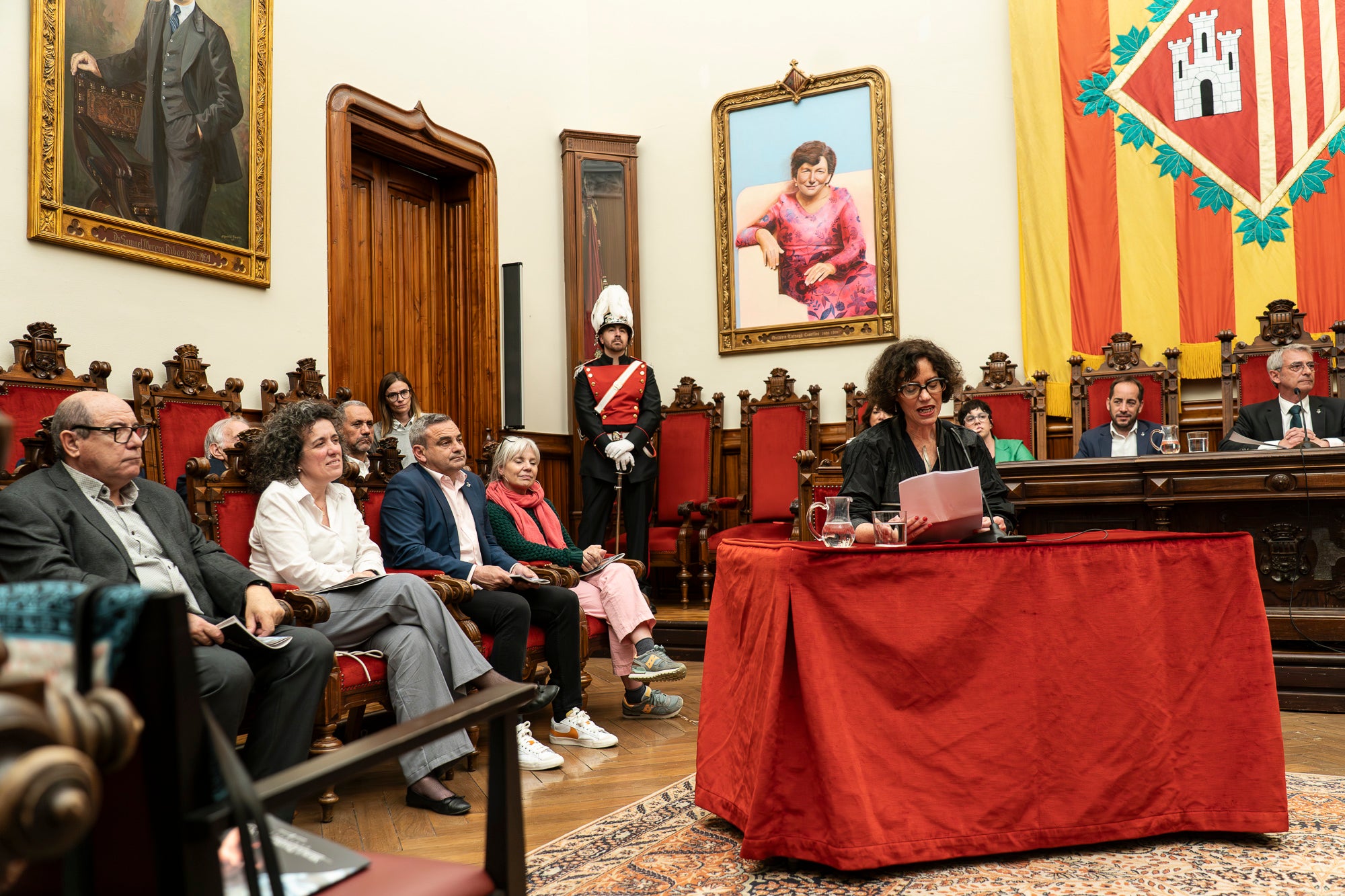 El Saló de Sessions de l’Ajuntament de Terrassa ha acollit aquest dimarts, dia 5 de maig, l’acte de lliurament de la Medalla d’Honor de la Ciutat a Mercè Paloma, en reconeixement a la seva extraordinària trajectòria dins del món del teatre, l’òpera i el cinema. La terrassenca s’ha consolidat com una de les grans professionals del disseny de vestuari a Catalunya i a l’Estat, amb una carrera reconeguda amb múltiples premis i nominacions, entre els quals destaquen sis Premis Gaudí i diverses nominacions als Premis Goya. L’esdeveniment ha comptat amb la benvinguda del tinent d’alcalde Joan Salvador, portaveus dels Grups Municipals i membres de la Corporació Local. La periodista Magdalena Oliver ha estat l’encarregada de fer la glossa.