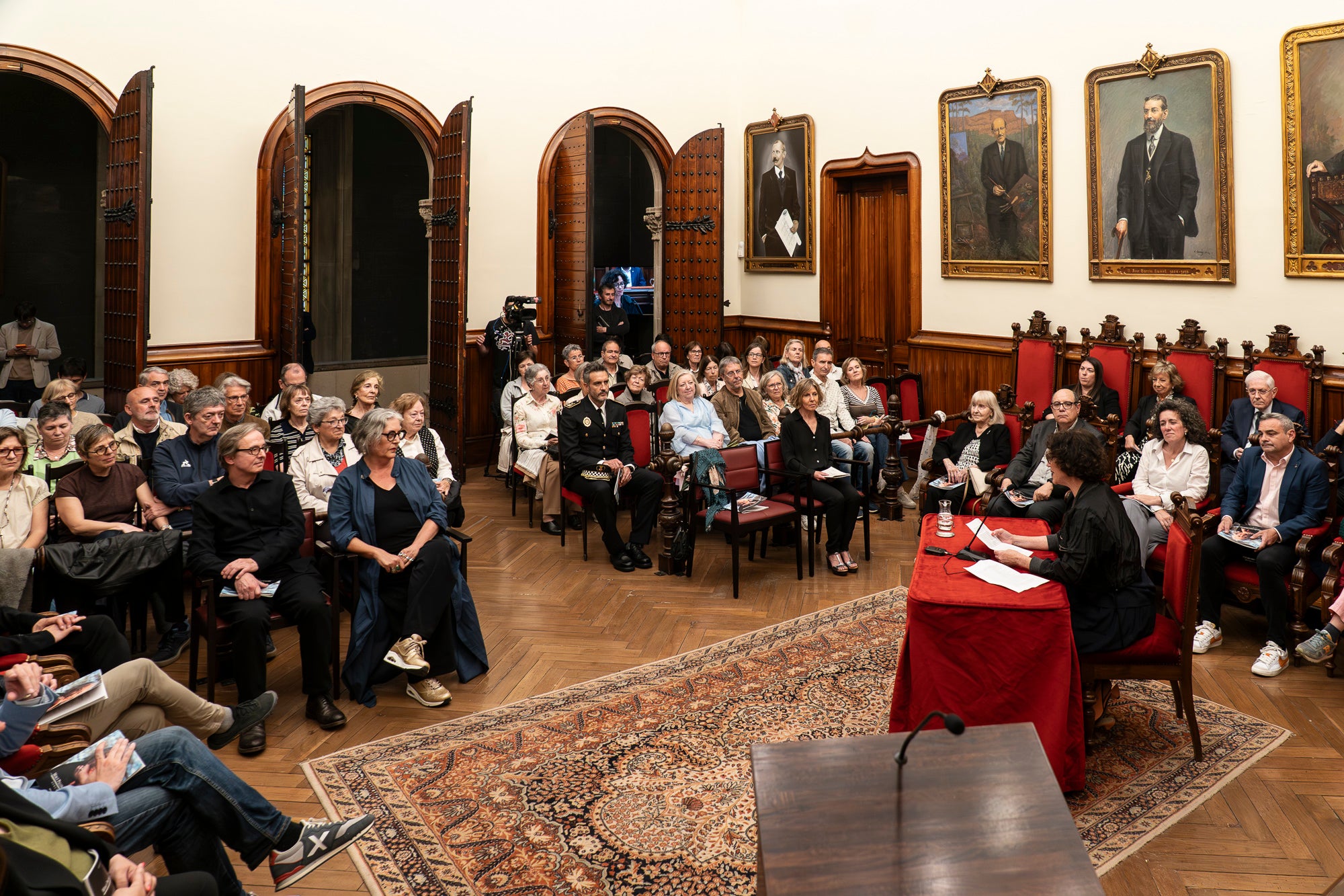 El Saló de Sessions de l’Ajuntament de Terrassa ha acollit aquest dimarts, dia 5 de maig, l’acte de lliurament de la Medalla d’Honor de la Ciutat a Mercè Paloma, en reconeixement a la seva extraordinària trajectòria dins del món del teatre, l’òpera i el cinema. La terrassenca s’ha consolidat com una de les grans professionals del disseny de vestuari a Catalunya i a l’Estat, amb una carrera reconeguda amb múltiples premis i nominacions, entre els quals destaquen sis Premis Gaudí i diverses nominacions als Premis Goya. L’esdeveniment ha comptat amb la benvinguda del tinent d’alcalde Joan Salvador, portaveus dels Grups Municipals i membres de la Corporació Local. La periodista Magdalena Oliver ha estat l’encarregada de fer la glossa.
