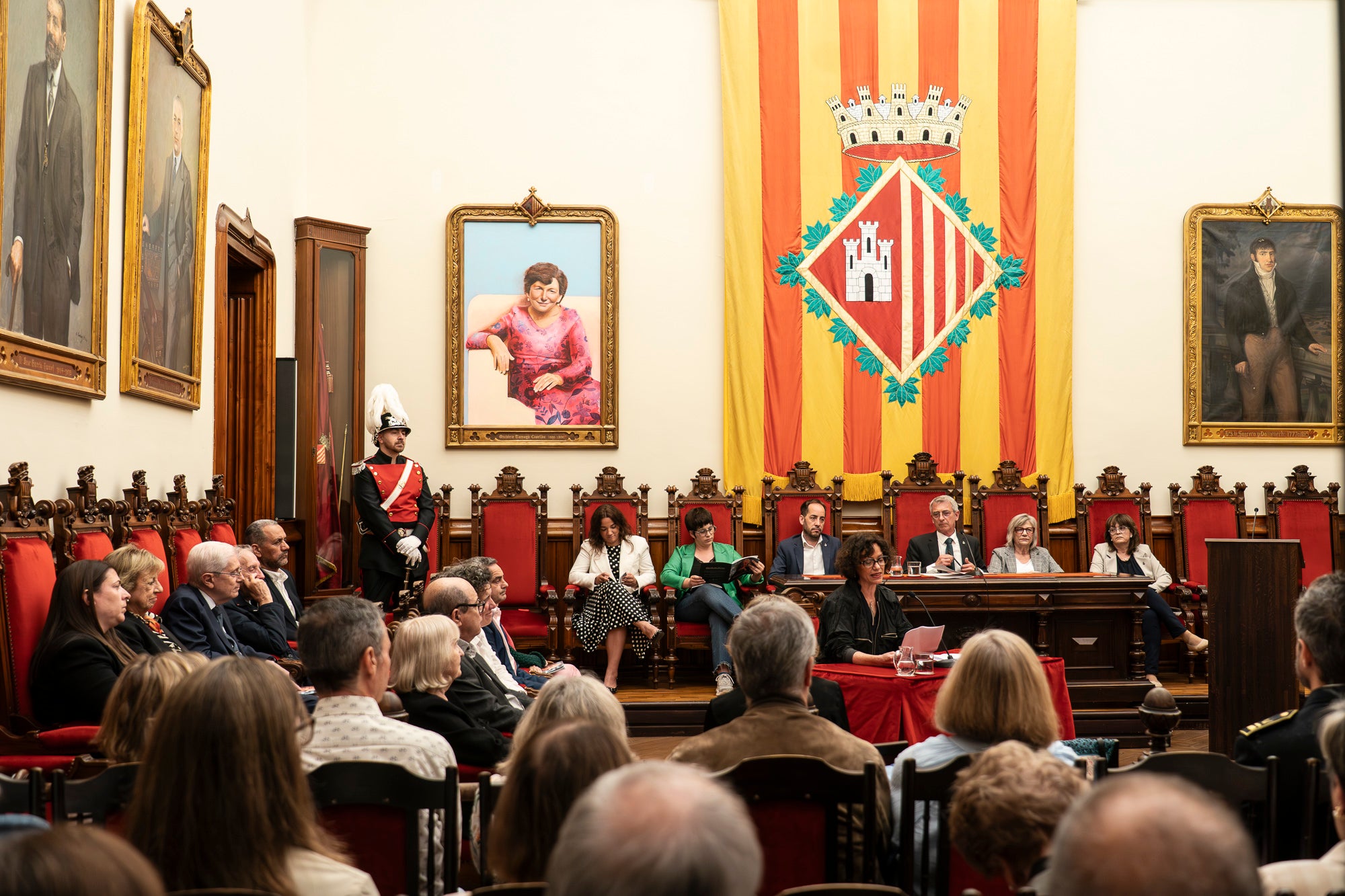 El Saló de Sessions de l’Ajuntament de Terrassa ha acollit aquest dimarts, dia 5 de maig, l’acte de lliurament de la Medalla d’Honor de la Ciutat a Mercè Paloma, en reconeixement a la seva extraordinària trajectòria dins del món del teatre, l’òpera i el cinema. La terrassenca s’ha consolidat com una de les grans professionals del disseny de vestuari a Catalunya i a l’Estat, amb una carrera reconeguda amb múltiples premis i nominacions, entre els quals destaquen sis Premis Gaudí i diverses nominacions als Premis Goya. L’esdeveniment ha comptat amb la benvinguda del tinent d’alcalde Joan Salvador, portaveus dels Grups Municipals i membres de la Corporació Local. La periodista Magdalena Oliver ha estat l’encarregada de fer la glossa.
