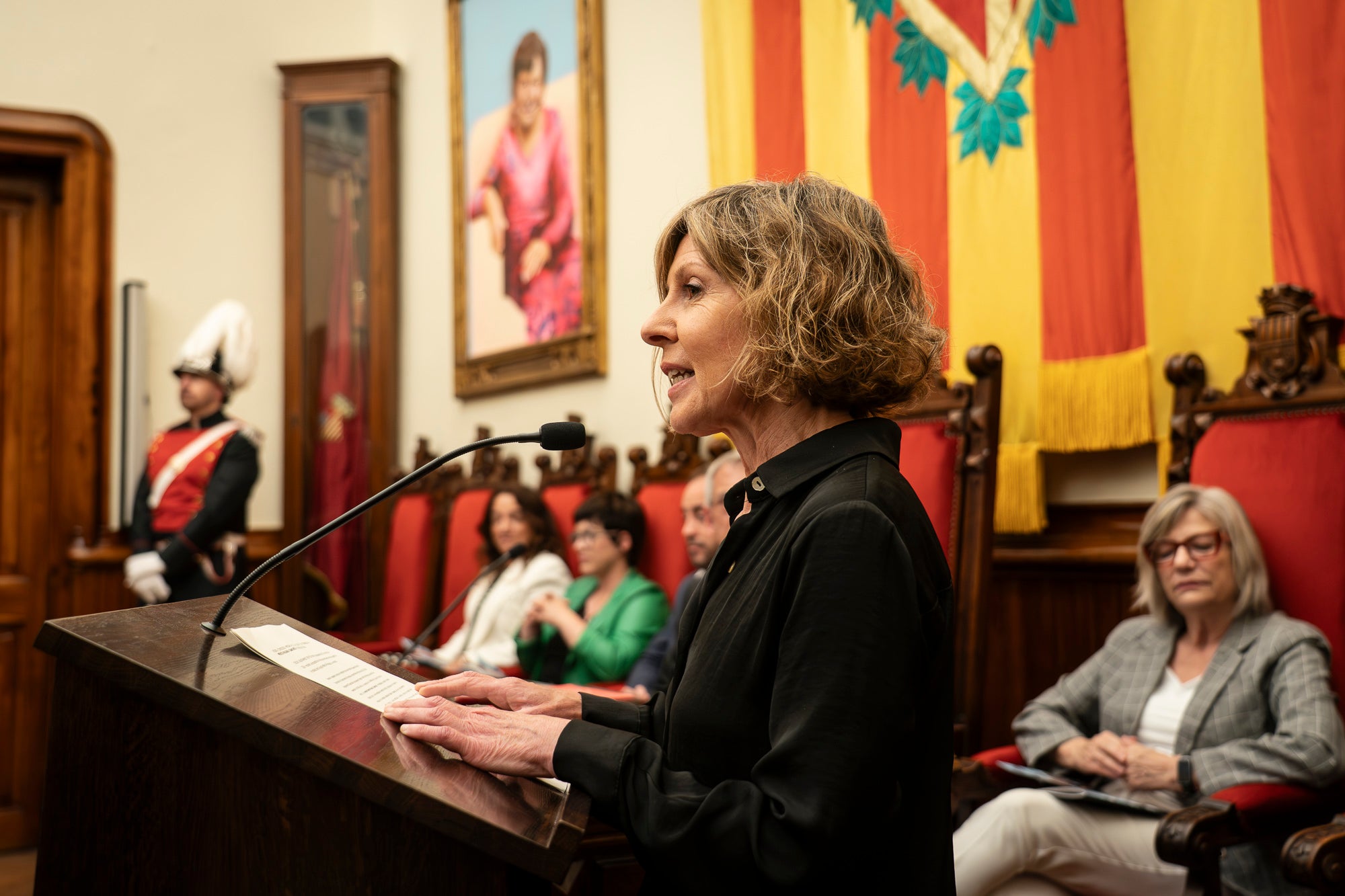 El Saló de Sessions de l’Ajuntament de Terrassa ha acollit aquest dimarts, dia 5 de maig, l’acte de lliurament de la Medalla d’Honor de la Ciutat a Mercè Paloma, en reconeixement a la seva extraordinària trajectòria dins del món del teatre, l’òpera i el cinema. La terrassenca s’ha consolidat com una de les grans professionals del disseny de vestuari a Catalunya i a l’Estat, amb una carrera reconeguda amb múltiples premis i nominacions, entre els quals destaquen sis Premis Gaudí i diverses nominacions als Premis Goya. L’esdeveniment ha comptat amb la benvinguda del tinent d’alcalde Joan Salvador, portaveus dels Grups Municipals i membres de la Corporació Local. La periodista Magdalena Oliver ha estat l’encarregada de fer la glossa.