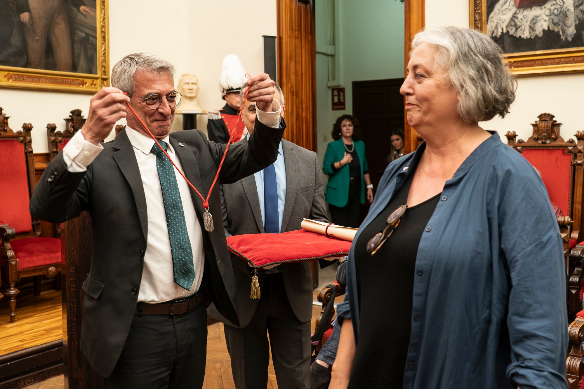 El Saló de Sessions de l’Ajuntament de Terrassa ha acollit aquest dimarts, dia 5 de maig, l’acte de lliurament de la Medalla d’Honor de la Ciutat a Mercè Paloma, en reconeixement a la seva extraordinària trajectòria dins del món del teatre, l’òpera i el cinema. La terrassenca s’ha consolidat com una de les grans professionals del disseny de vestuari a Catalunya i a l’Estat, amb una carrera reconeguda amb múltiples premis i nominacions, entre els quals destaquen sis Premis Gaudí i diverses nominacions als Premis Goya. L’esdeveniment ha comptat amb la benvinguda del tinent d’alcalde Joan Salvador, portaveus dels Grups Municipals i membres de la Corporació Local. La periodista Magdalena Oliver ha estat l’encarregada de fer la glossa.