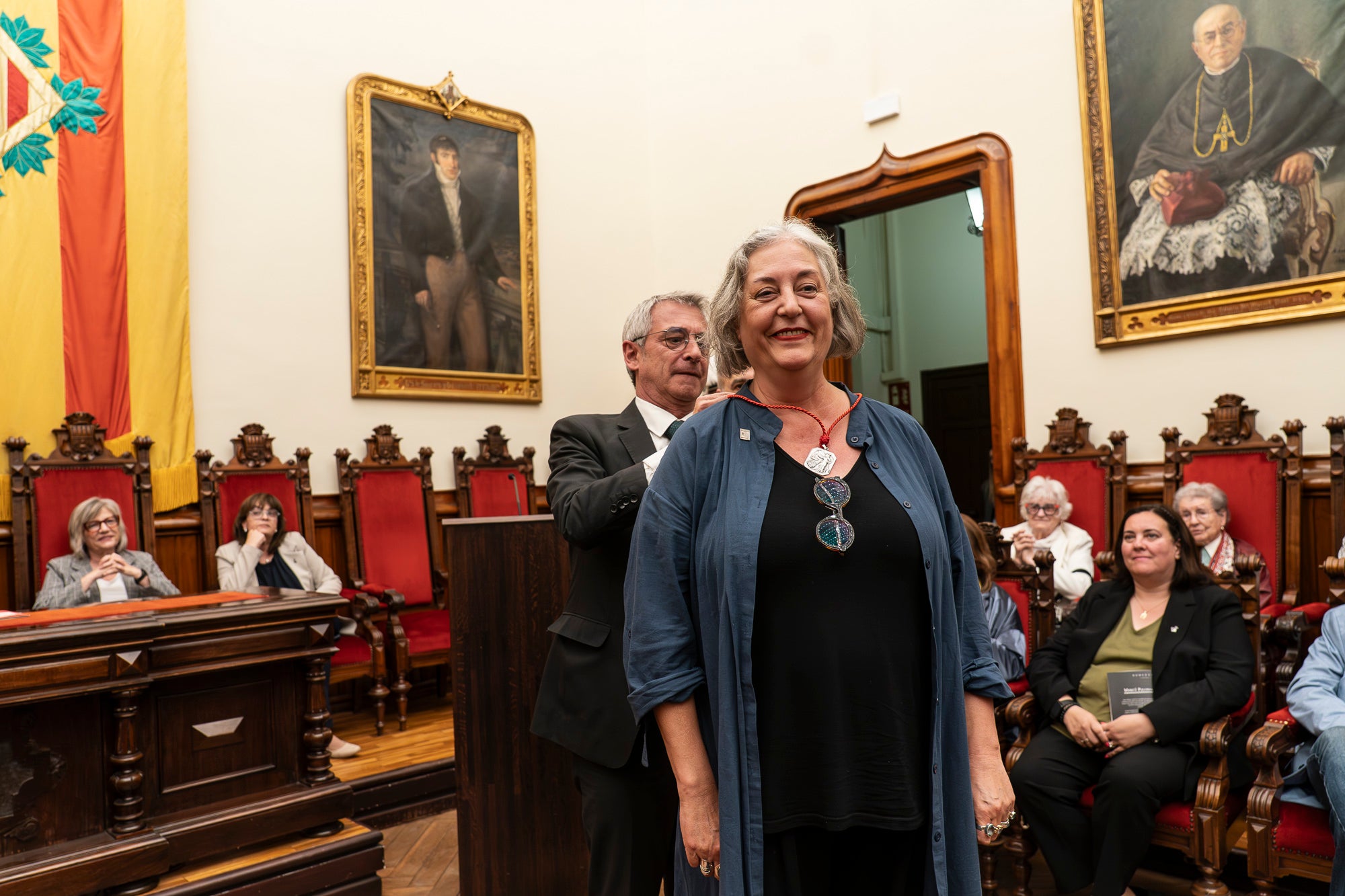 El Saló de Sessions de l’Ajuntament de Terrassa ha acollit aquest dimarts, dia 5 de maig, l’acte de lliurament de la Medalla d’Honor de la Ciutat a Mercè Paloma, en reconeixement a la seva extraordinària trajectòria dins del món del teatre, l’òpera i el cinema. La terrassenca s’ha consolidat com una de les grans professionals del disseny de vestuari a Catalunya i a l’Estat, amb una carrera reconeguda amb múltiples premis i nominacions, entre els quals destaquen sis Premis Gaudí i diverses nominacions als Premis Goya. L’esdeveniment ha comptat amb la benvinguda del tinent d’alcalde Joan Salvador, portaveus dels Grups Municipals i membres de la Corporació Local. La periodista Magdalena Oliver ha estat l’encarregada de fer la glossa.