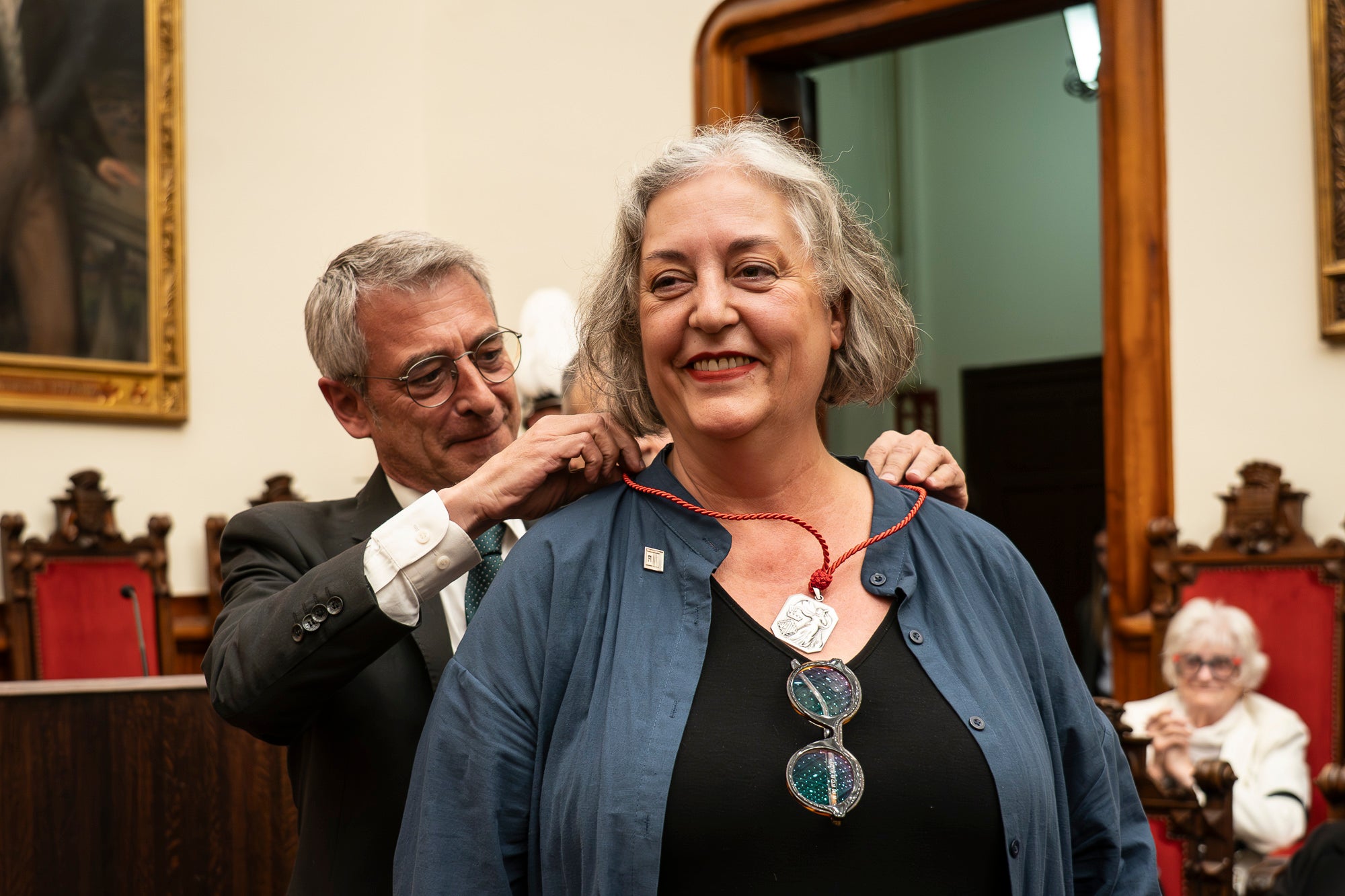 El Saló de Sessions de l’Ajuntament de Terrassa ha acollit aquest dimarts, dia 5 de maig, l’acte de lliurament de la Medalla d’Honor de la Ciutat a Mercè Paloma, en reconeixement a la seva extraordinària trajectòria dins del món del teatre, l’òpera i el cinema. La terrassenca s’ha consolidat com una de les grans professionals del disseny de vestuari a Catalunya i a l’Estat, amb una carrera reconeguda amb múltiples premis i nominacions, entre els quals destaquen sis Premis Gaudí i diverses nominacions als Premis Goya. L’esdeveniment ha comptat amb la benvinguda del tinent d’alcalde Joan Salvador, portaveus dels Grups Municipals i membres de la Corporació Local. La periodista Magdalena Oliver ha estat l’encarregada de fer la glossa.