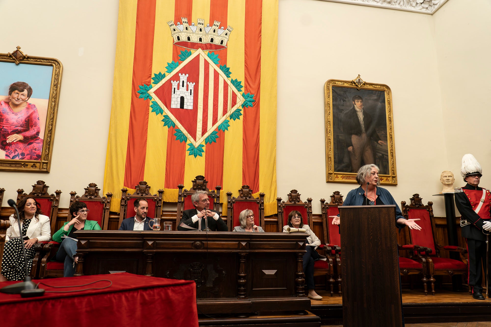 El Saló de Sessions de l’Ajuntament de Terrassa ha acollit aquest dimarts, dia 5 de maig, l’acte de lliurament de la Medalla d’Honor de la Ciutat a Mercè Paloma, en reconeixement a la seva extraordinària trajectòria dins del món del teatre, l’òpera i el cinema. La terrassenca s’ha consolidat com una de les grans professionals del disseny de vestuari a Catalunya i a l’Estat, amb una carrera reconeguda amb múltiples premis i nominacions, entre els quals destaquen sis Premis Gaudí i diverses nominacions als Premis Goya. L’esdeveniment ha comptat amb la benvinguda del tinent d’alcalde Joan Salvador, portaveus dels Grups Municipals i membres de la Corporació Local. La periodista Magdalena Oliver ha estat l’encarregada de fer la glossa.