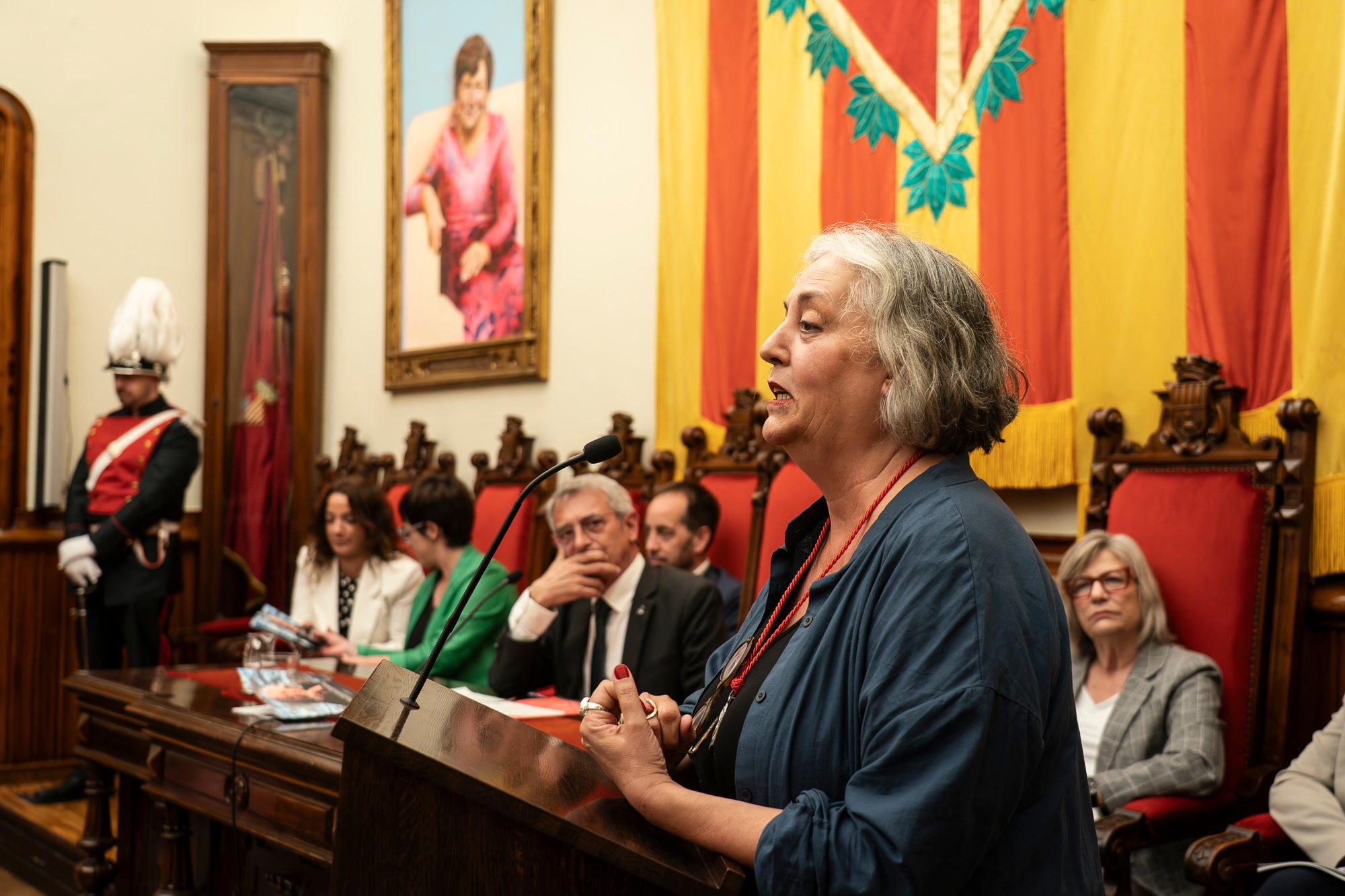 El Saló de Sessions de l’Ajuntament de Terrassa ha acollit aquest dimarts, dia 5 de maig, l’acte de lliurament de la Medalla d’Honor de la Ciutat a Mercè Paloma, en reconeixement a la seva extraordinària trajectòria dins del món del teatre, l’òpera i el cinema. La terrassenca s’ha consolidat com una de les grans professionals del disseny de vestuari a Catalunya i a l’Estat, amb una carrera reconeguda amb múltiples premis i nominacions, entre els quals destaquen sis Premis Gaudí i diverses nominacions als Premis Goya. L’esdeveniment ha comptat amb la benvinguda del tinent d’alcalde Joan Salvador, portaveus dels Grups Municipals i membres de la Corporació Local. La periodista Magdalena Oliver ha estat l’encarregada de fer la glossa.