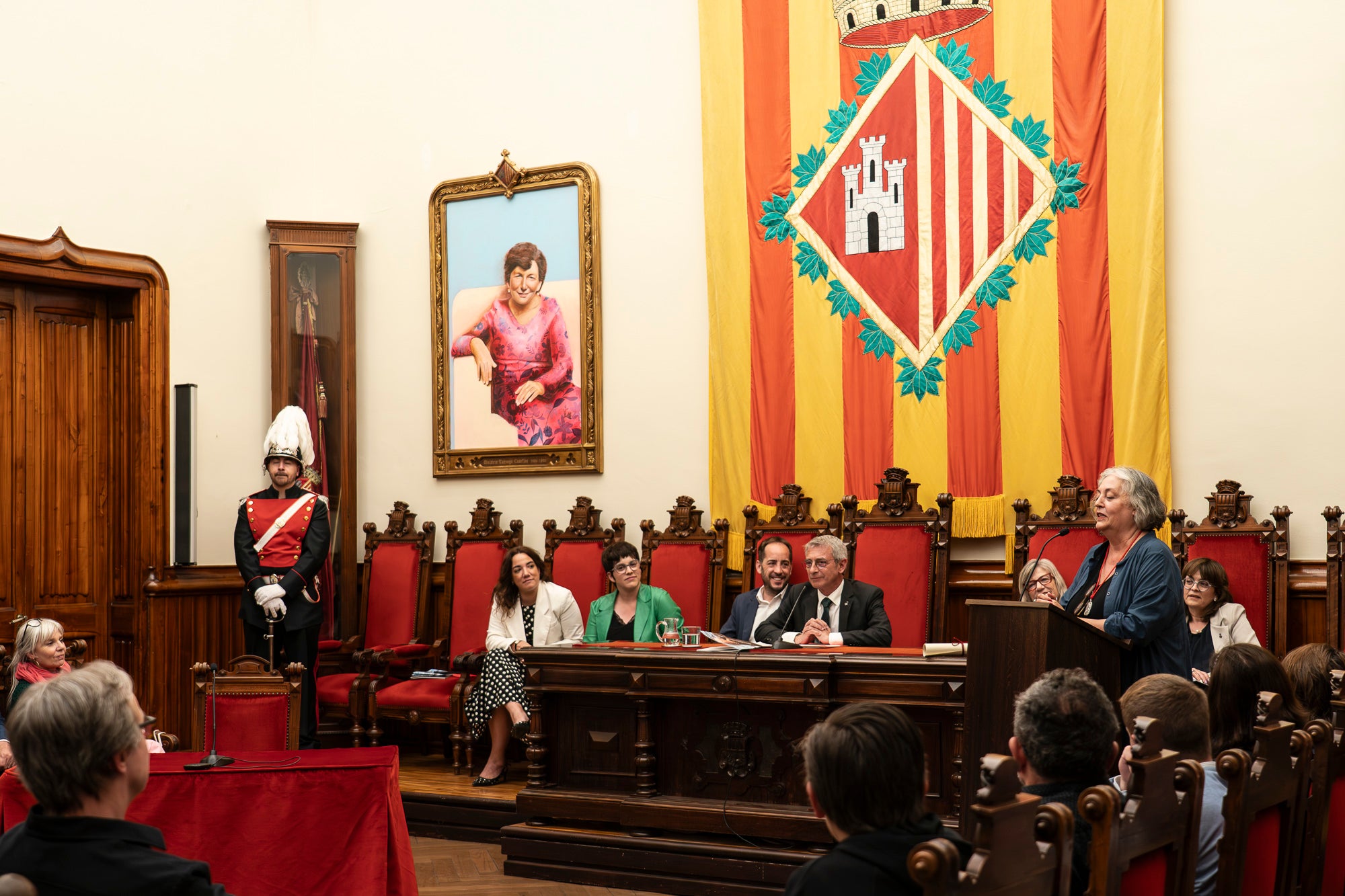 El Saló de Sessions de l’Ajuntament de Terrassa ha acollit aquest dimarts, dia 5 de maig, l’acte de lliurament de la Medalla d’Honor de la Ciutat a Mercè Paloma, en reconeixement a la seva extraordinària trajectòria dins del món del teatre, l’òpera i el cinema. La terrassenca s’ha consolidat com una de les grans professionals del disseny de vestuari a Catalunya i a l’Estat, amb una carrera reconeguda amb múltiples premis i nominacions, entre els quals destaquen sis Premis Gaudí i diverses nominacions als Premis Goya. L’esdeveniment ha comptat amb la benvinguda del tinent d’alcalde Joan Salvador, portaveus dels Grups Municipals i membres de la Corporació Local. La periodista Magdalena Oliver ha estat l’encarregada de fer la glossa.